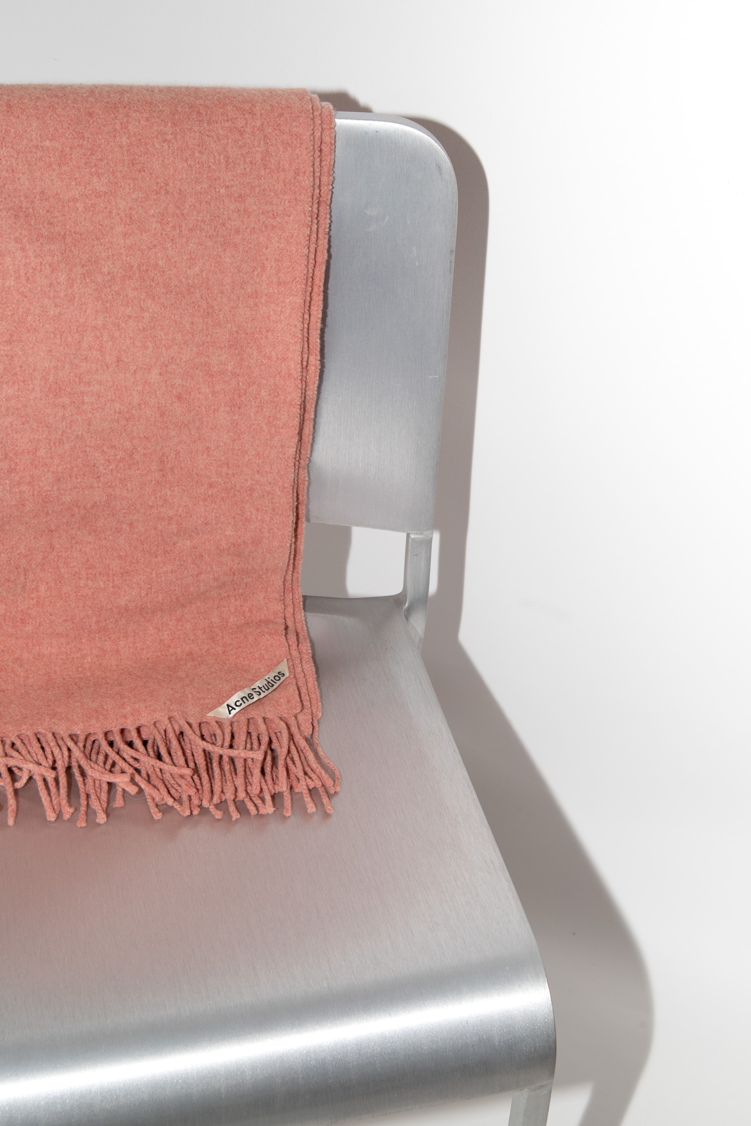 Acne Studios Schal mit Fransen in Lachs