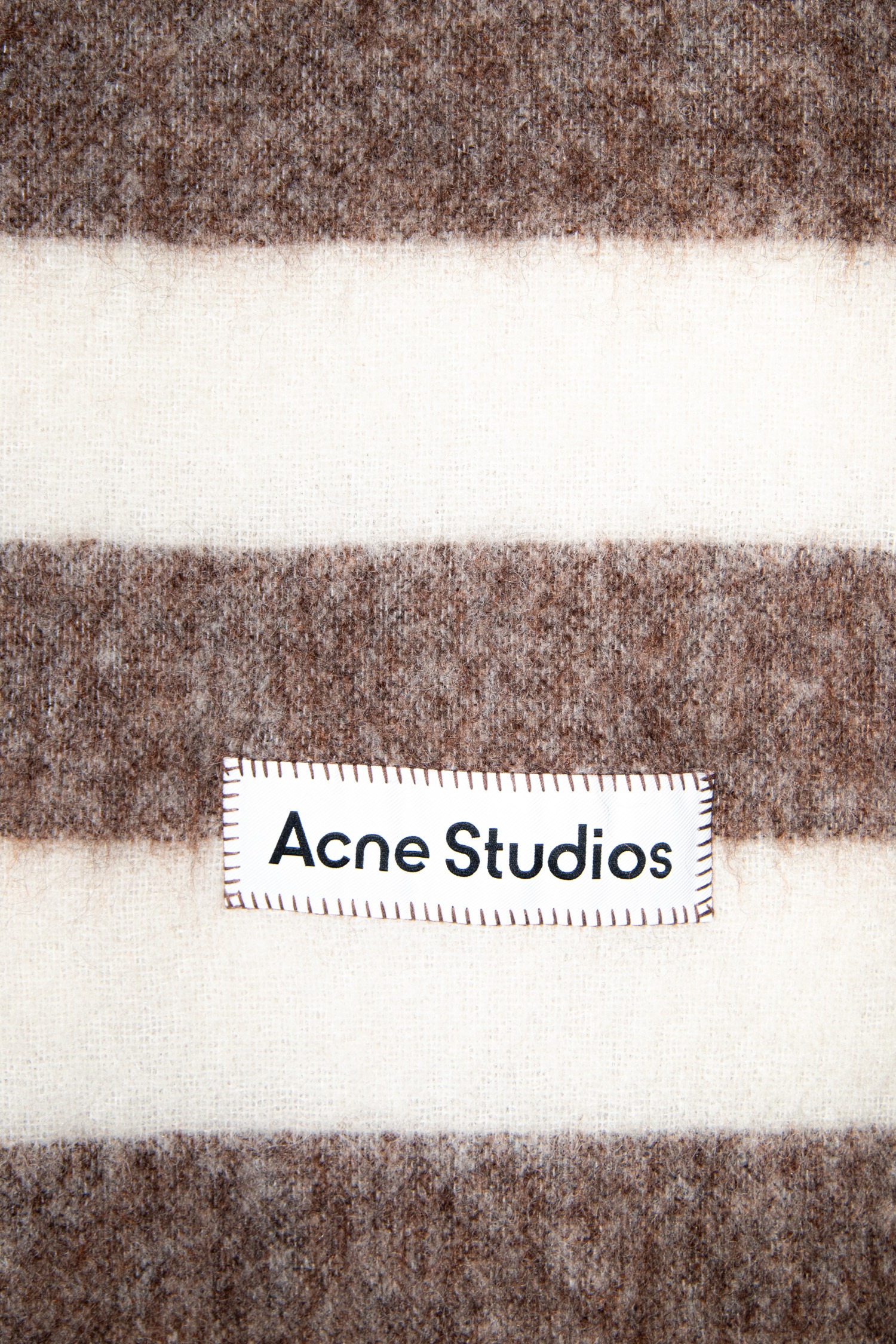 Acne Studios "Vally" Schal gestreift in Ecru und Dunkelbraun