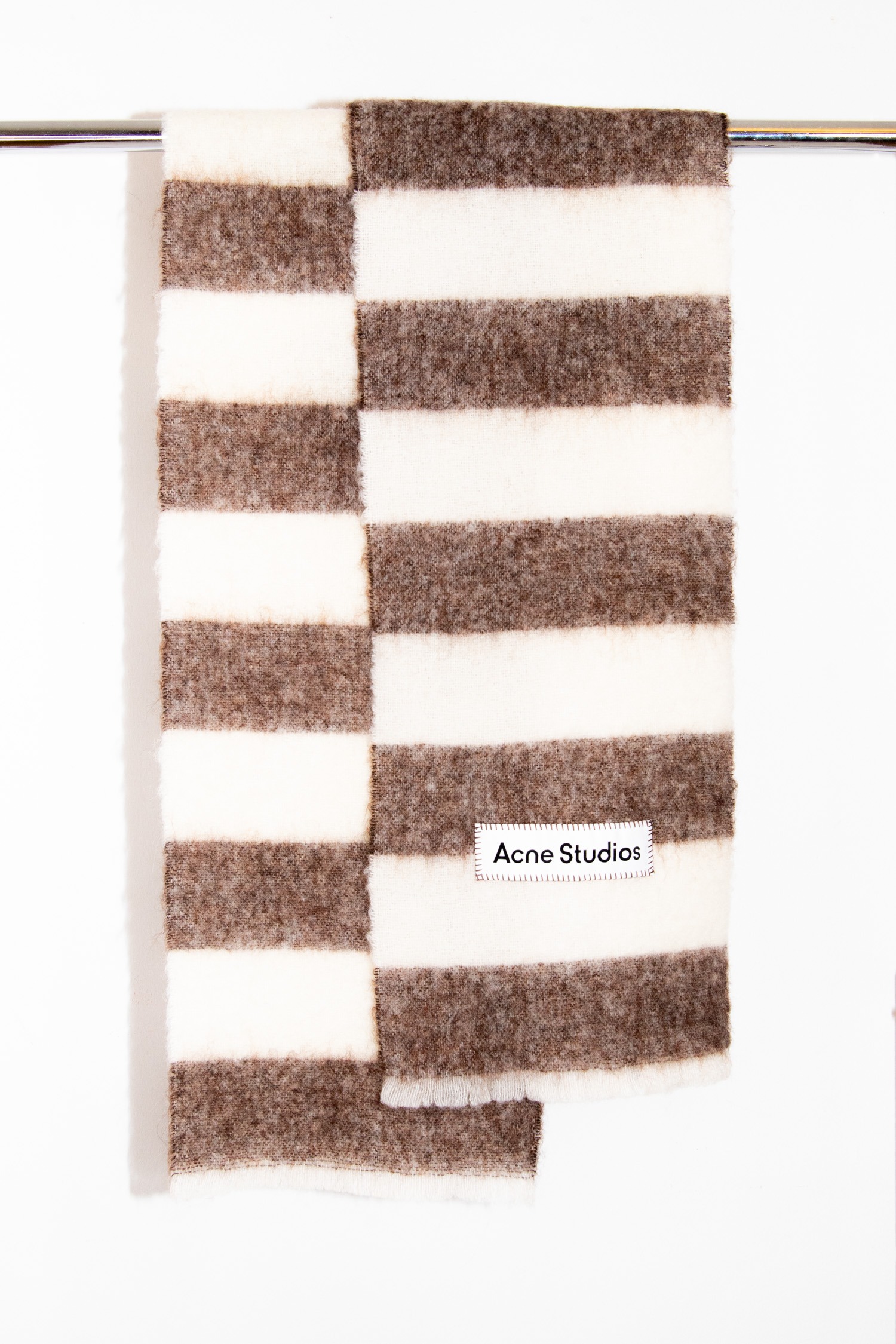 Acne Studios "Vally" Schal gestreift in Ecru und Dunkelbraun