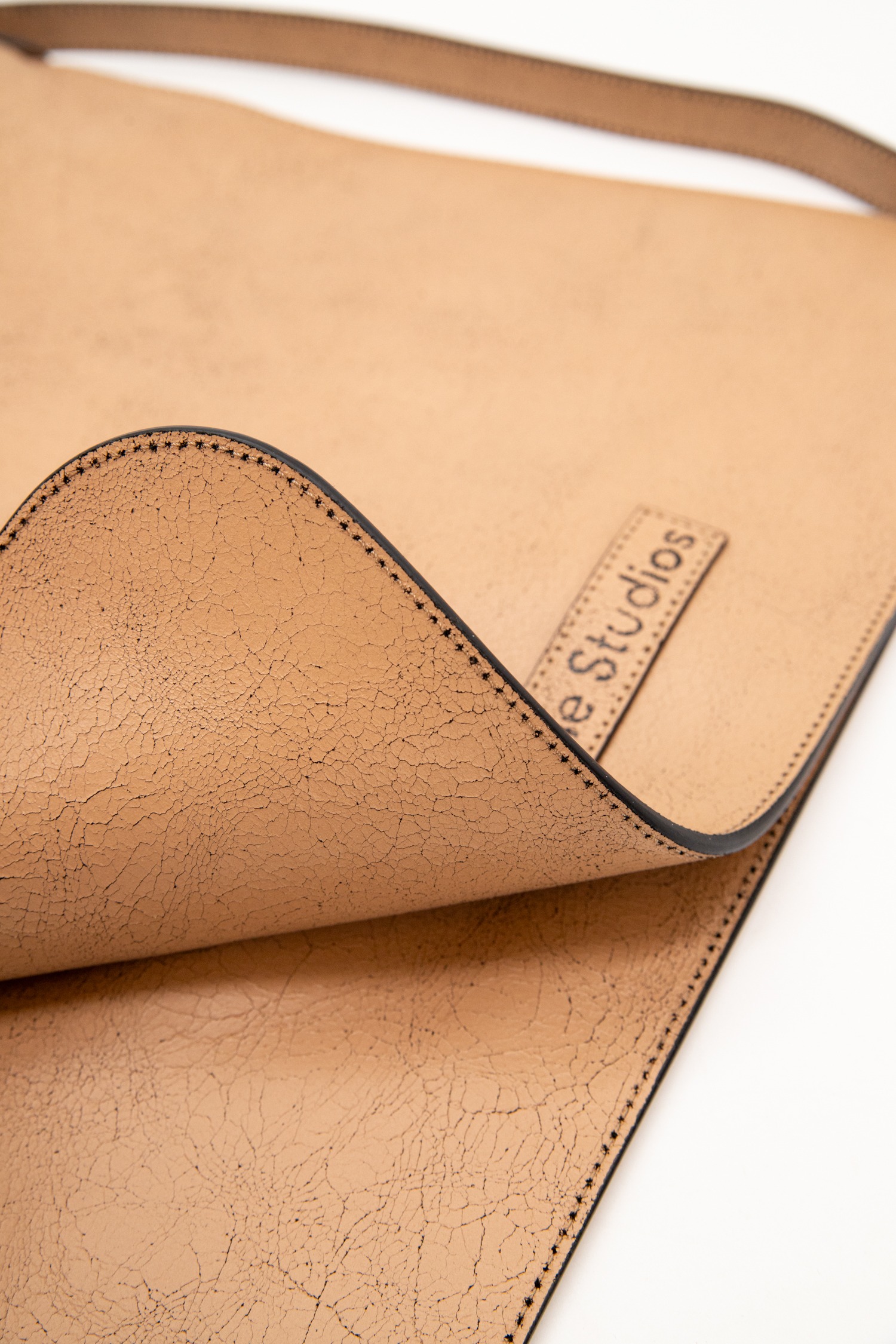 Acne Studios "Platt" Umhängetasche in Beige und Schwarz