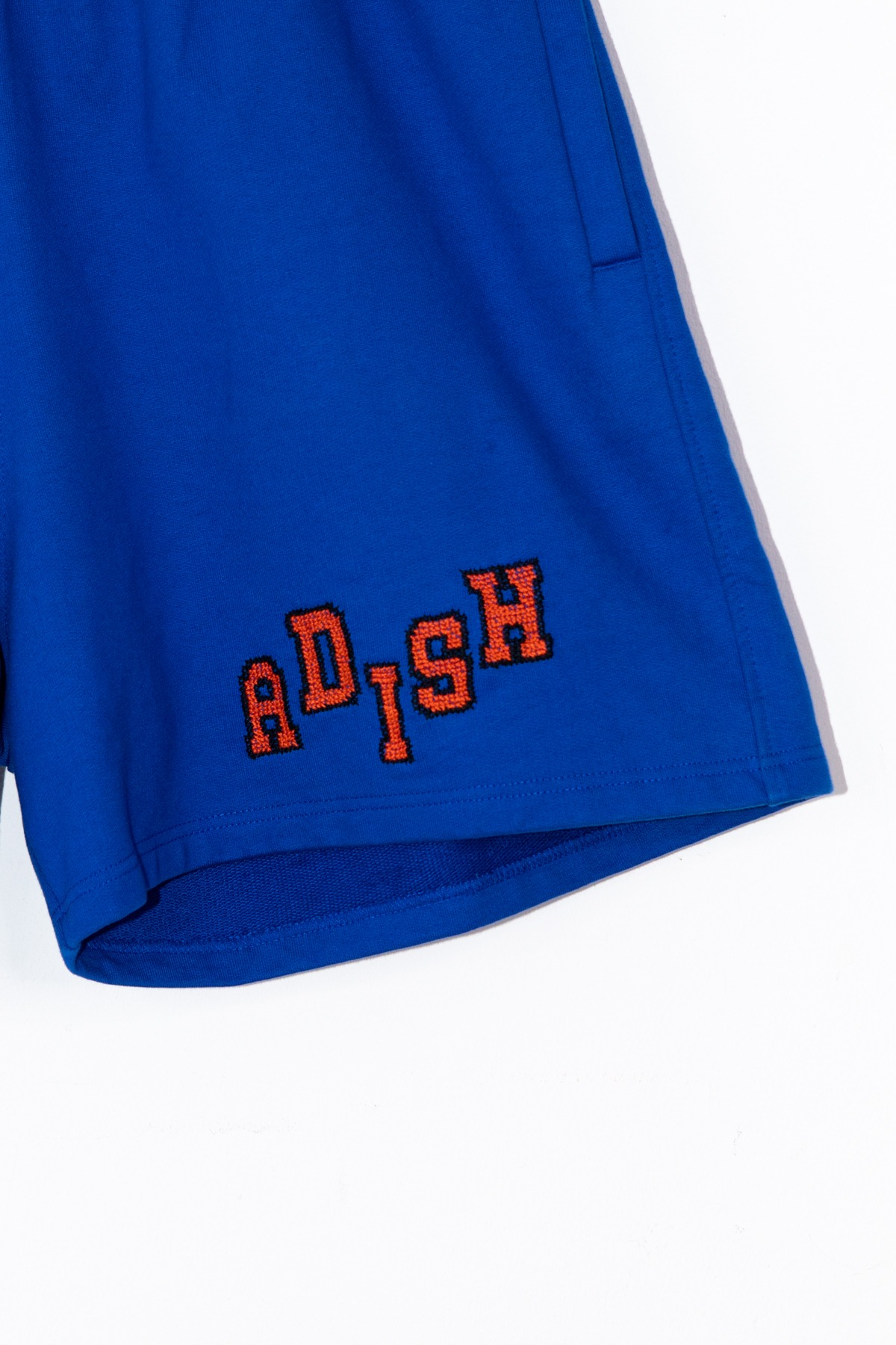Adish "Tatreez Embroidery" Shorts in Blau und Rot