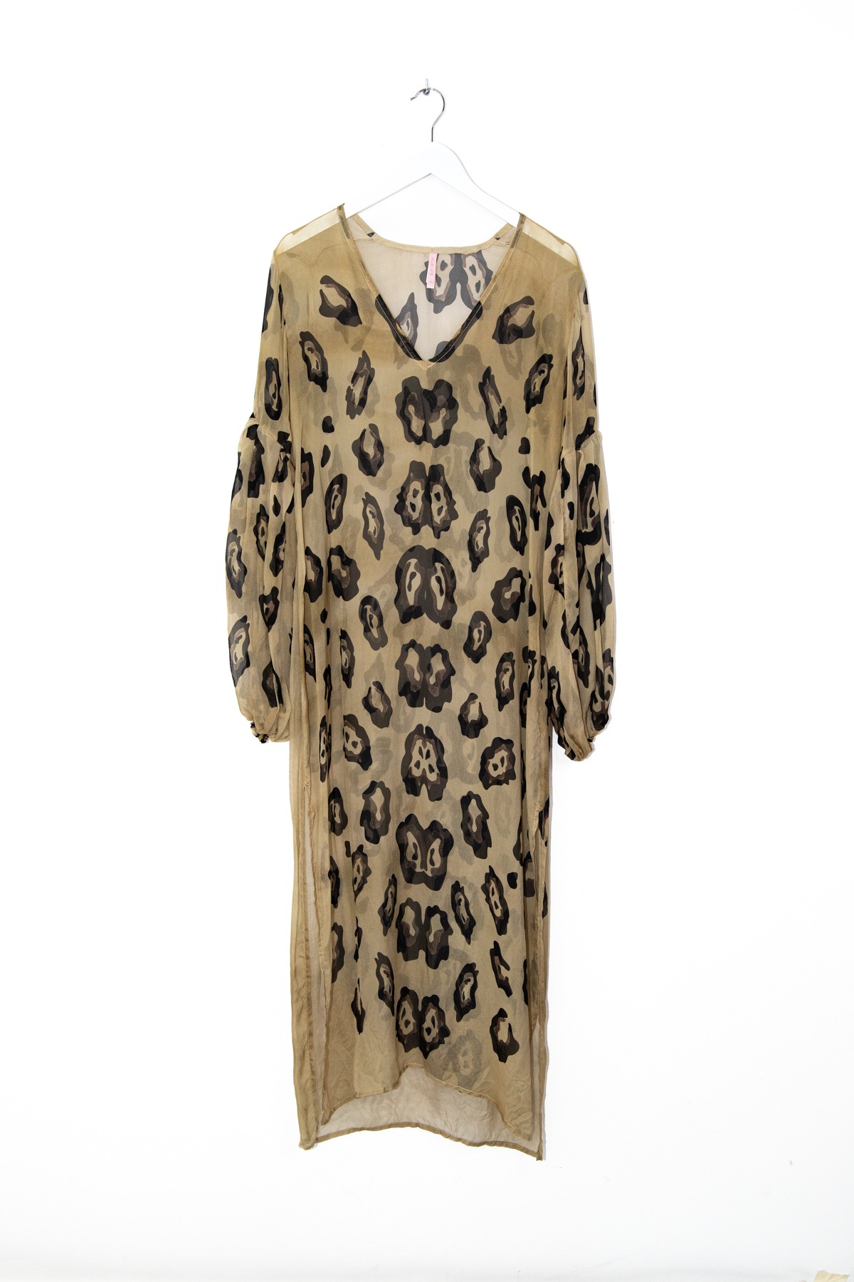 Aguaclara Maxikleid mit Leomuster in Oliv und Schwarz