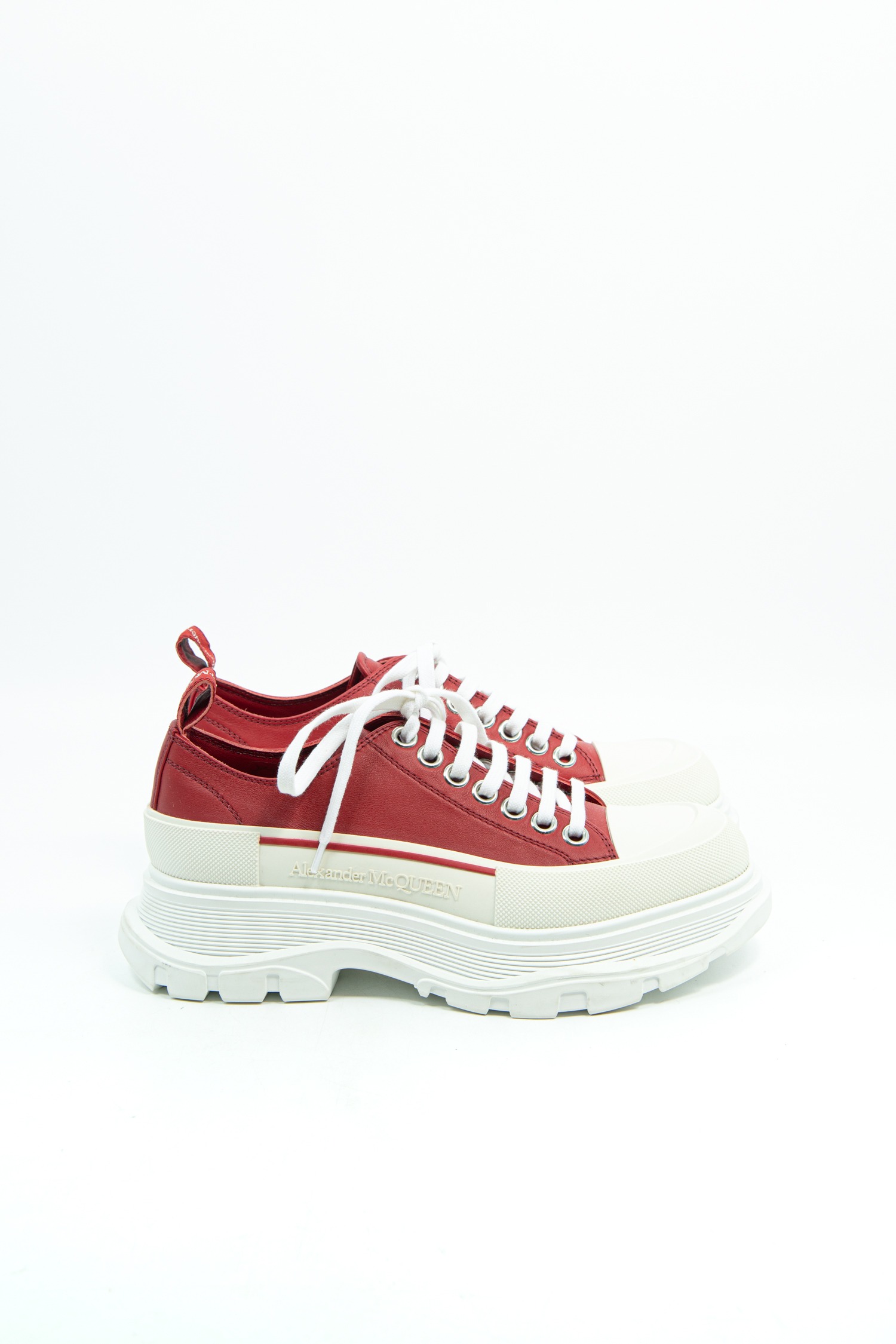 Alexander McQueen "Tread Slick Low Lace Up" Sneaker mit Plateau in Rot und Weiß