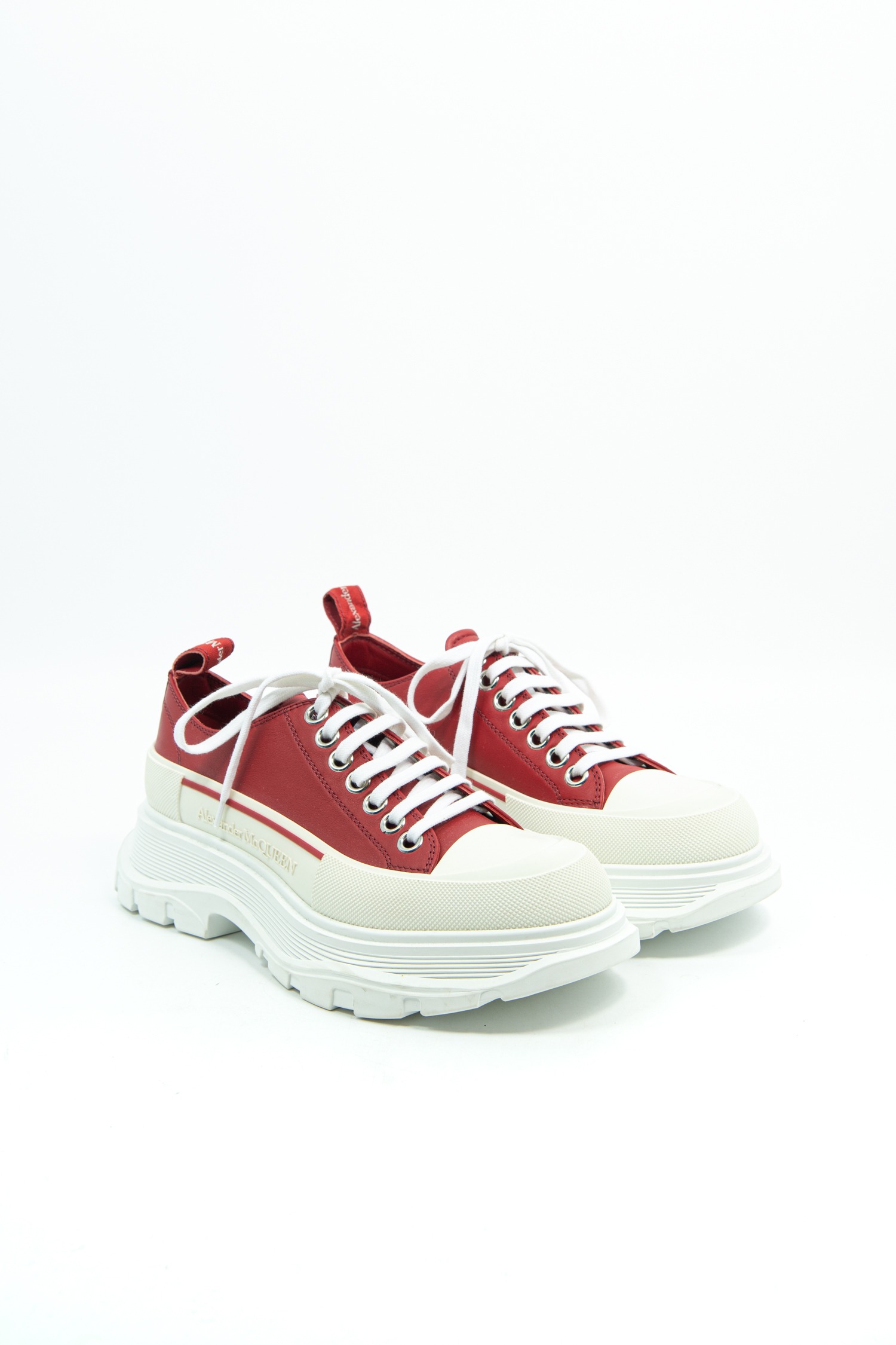 Alexander McQueen "Tread Slick Low Lace Up" Sneaker mit Plateau in Rot und Weiß