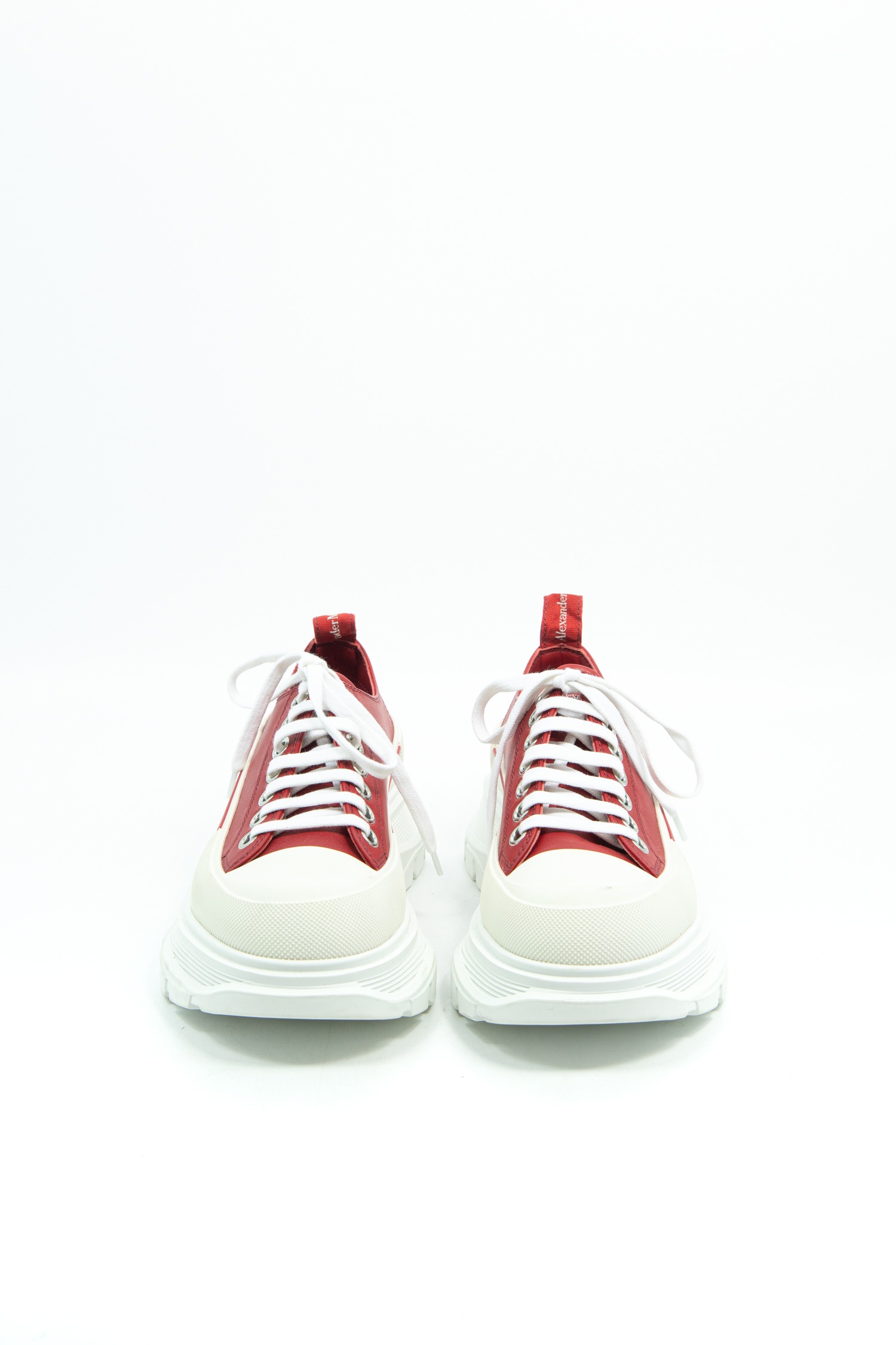 Alexander McQueen "Tread Slick Low Lace Up" Sneaker mit Plateau in Rot und Weiß