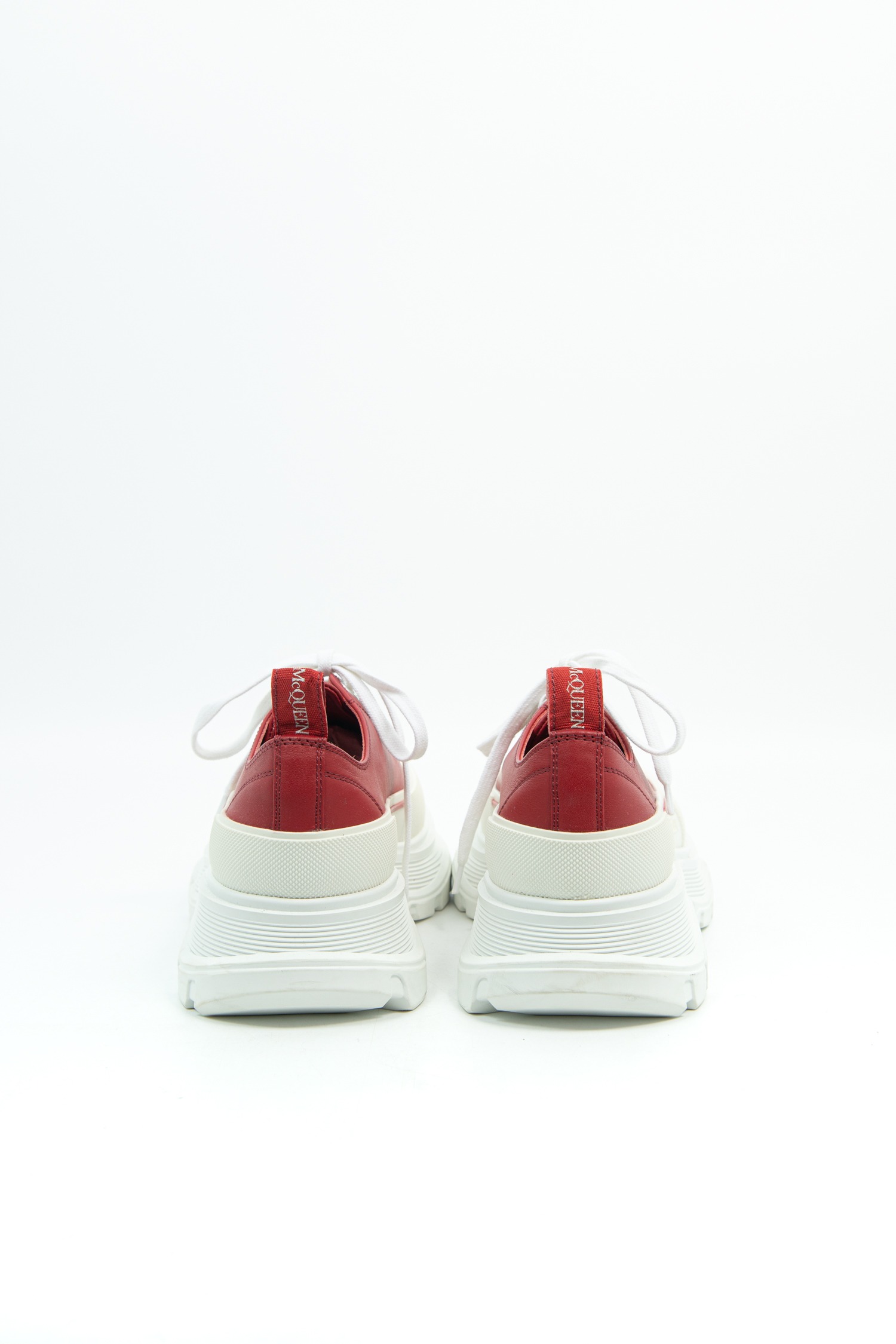 Alexander McQueen "Tread Slick Low Lace Up" Sneaker mit Plateau in Rot und Weiß