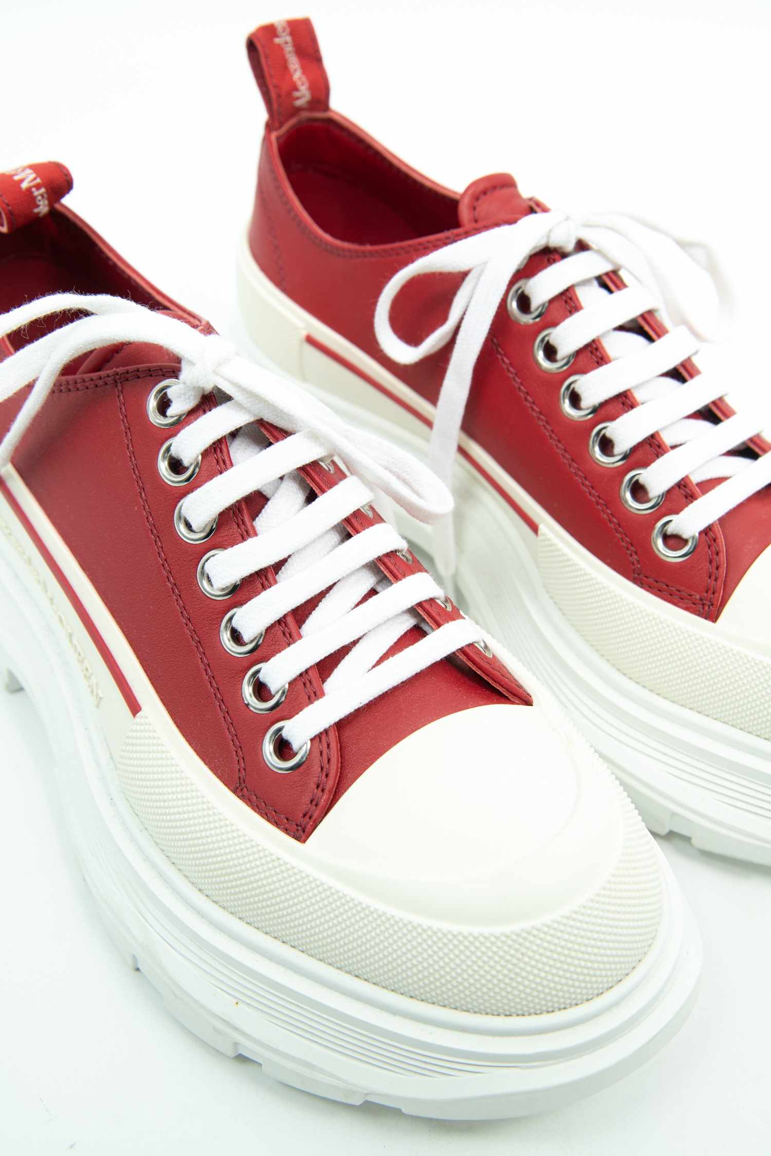 Alexander McQueen "Tread Slick Low Lace Up" Sneaker mit Plateau in Rot und Weiß