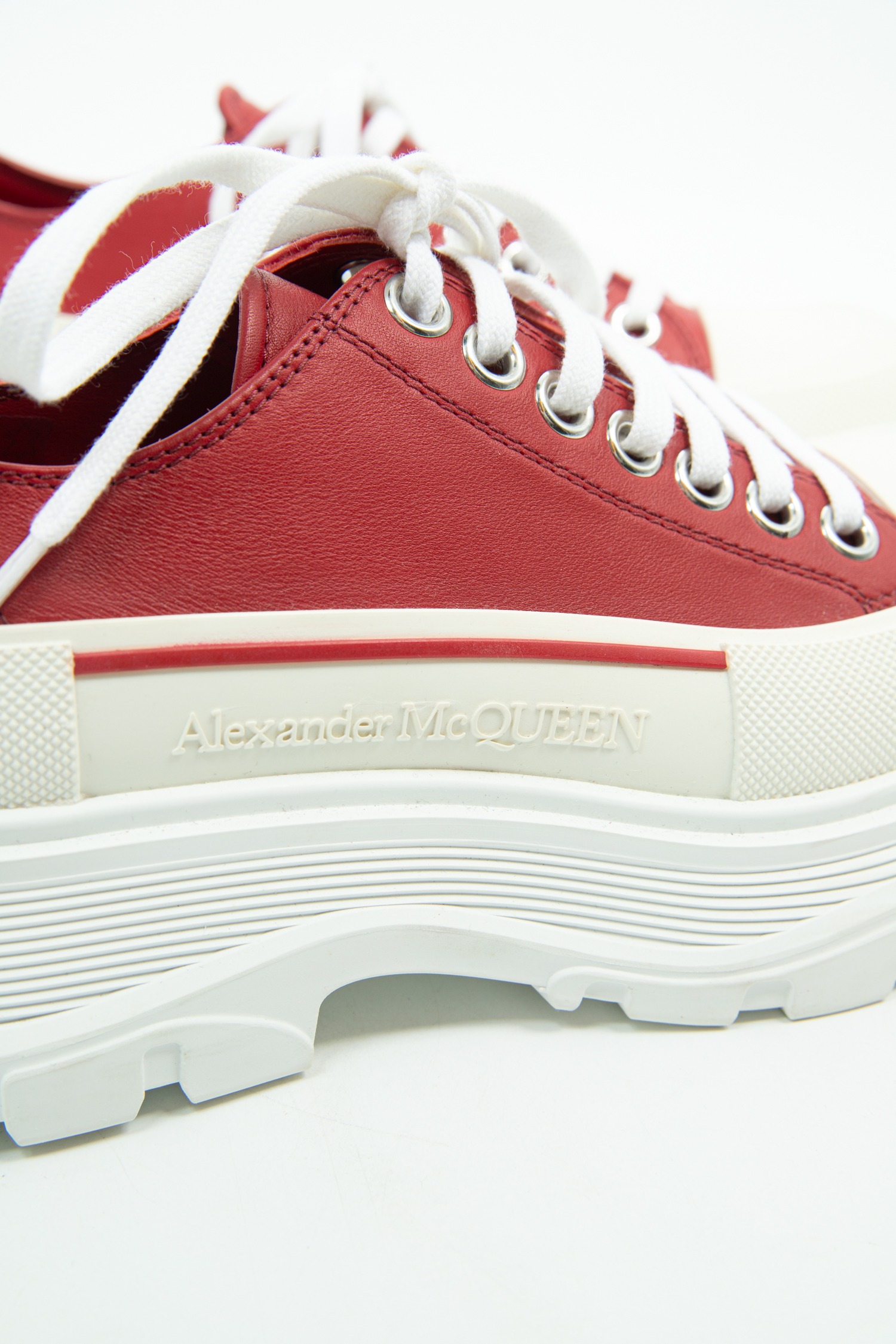 Alexander McQueen "Tread Slick Low Lace Up" Sneaker mit Plateau in Rot und Weiß