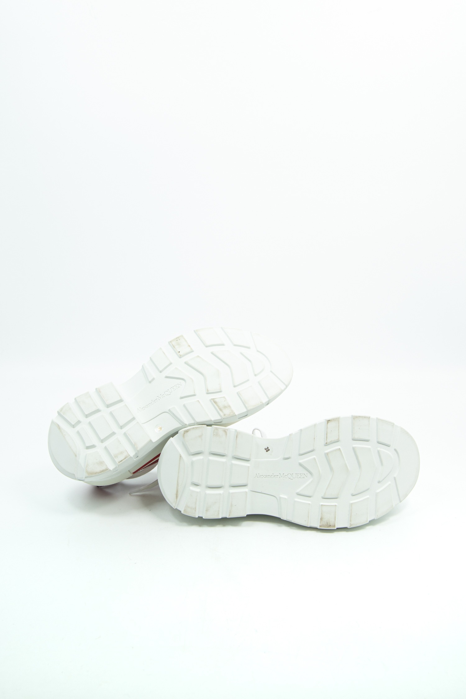 Alexander McQueen "Tread Slick Low Lace Up" Sneaker mit Plateau in Rot und Weiß