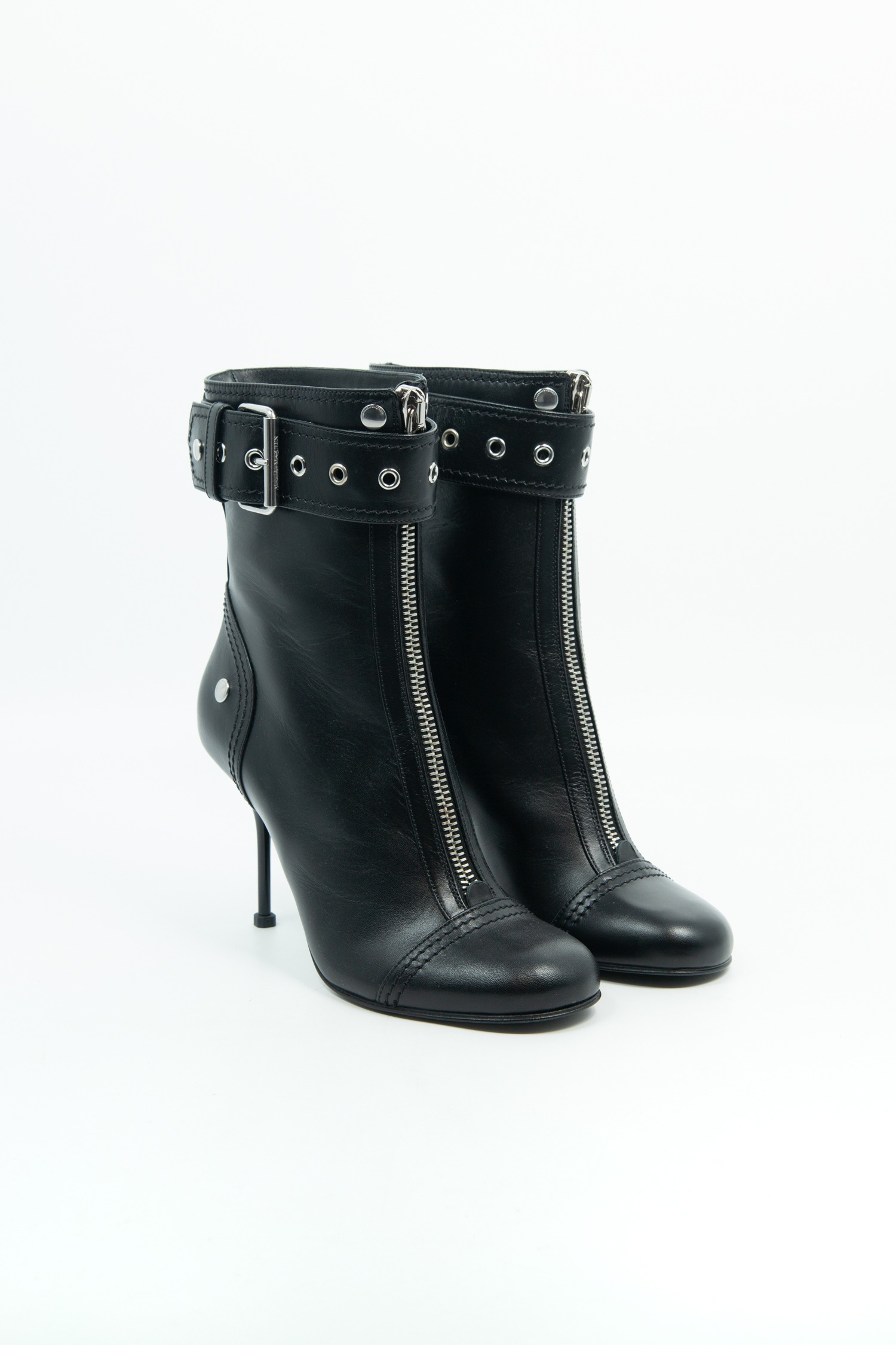 Alexander McQueen Stiefeletten aus Leder in Schwarz und Silber
