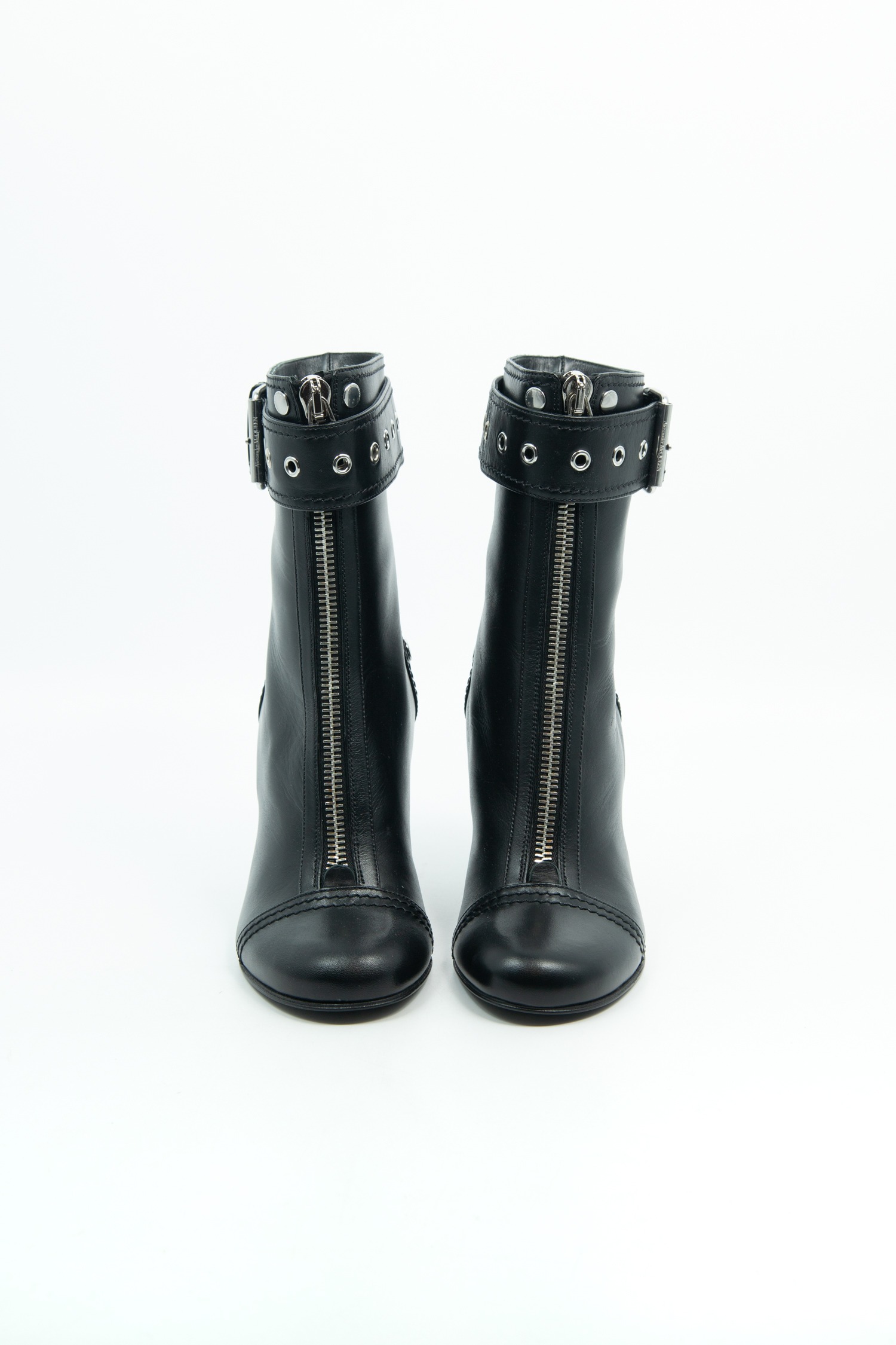 Alexander McQueen Stiefeletten aus Leder in Schwarz und Silber