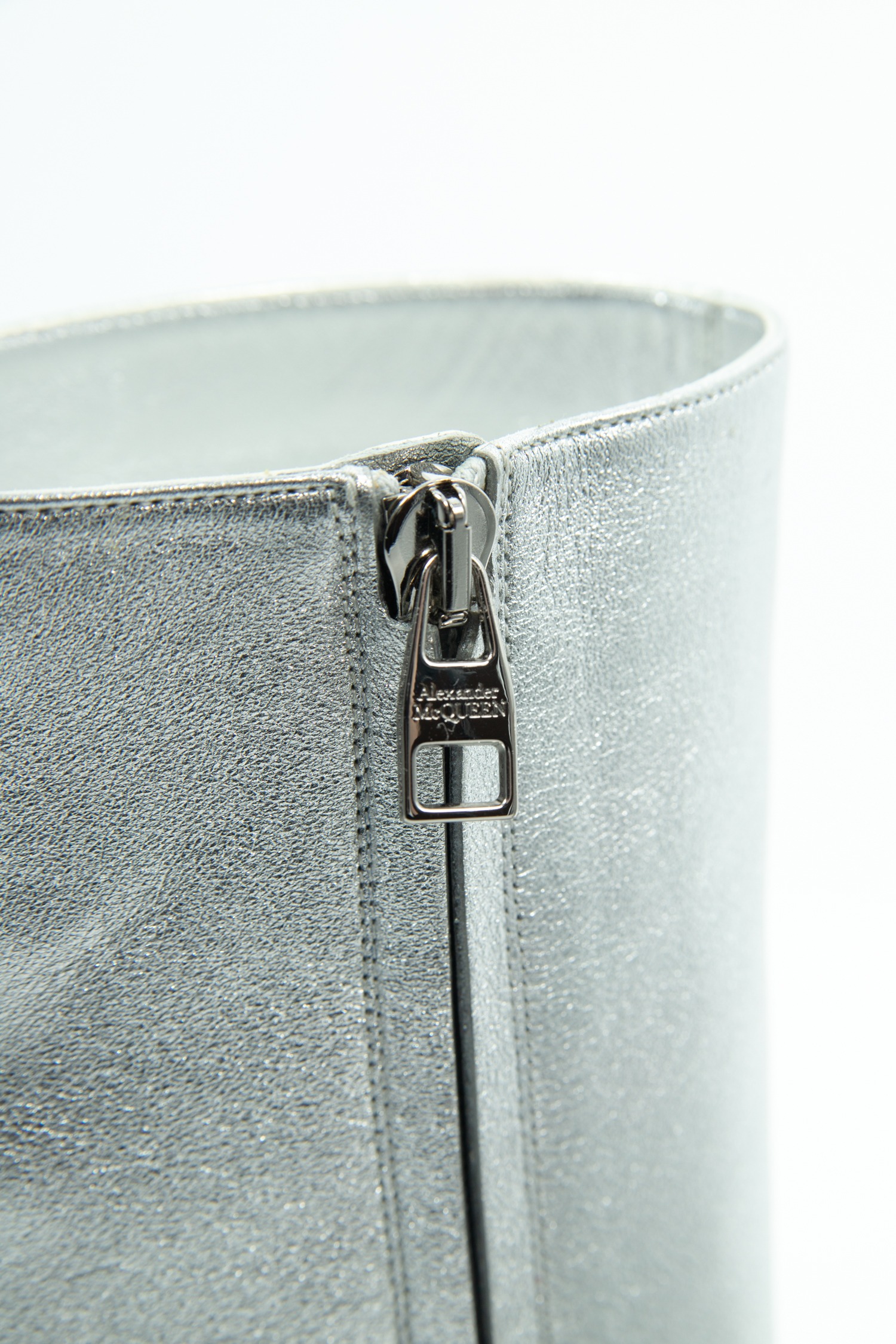 Alexander McQueen "Armadillo Metallic" Stiefeletten in Silber und Gold