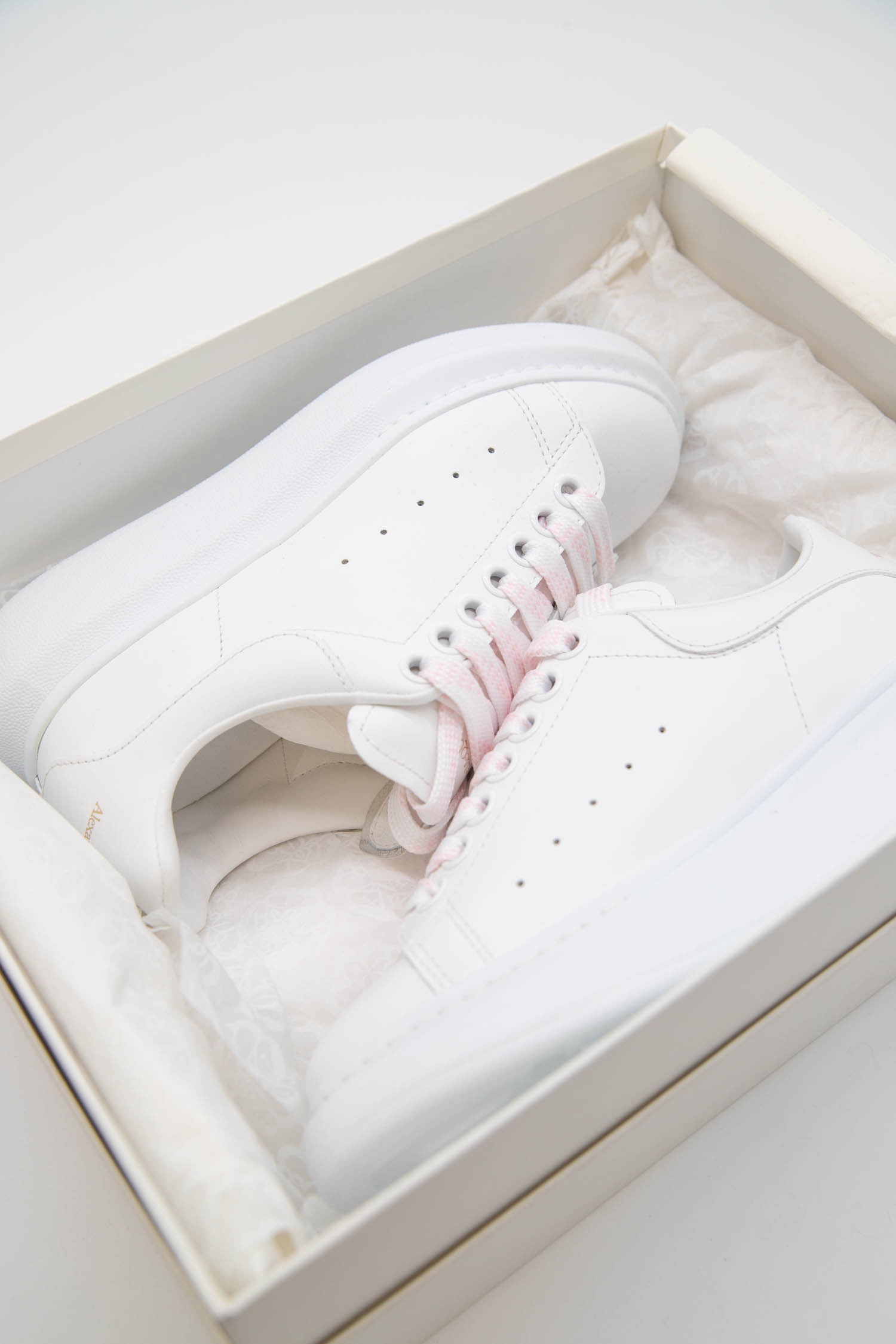 Alexander McQueen "Larry" Sneaker in Weiß