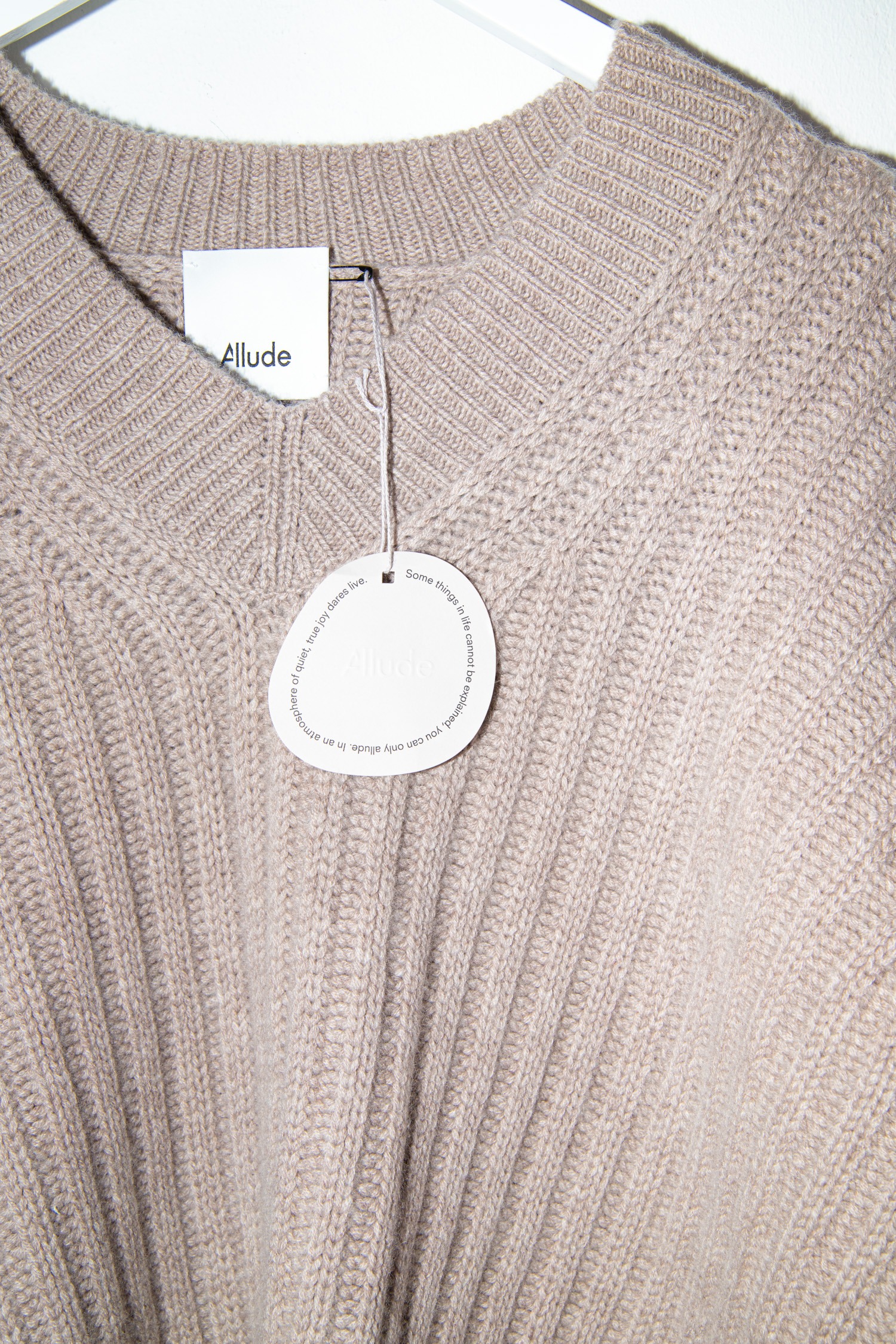 Allude grober Strickpullover mit V-Ausschnitt in Schlammbraun