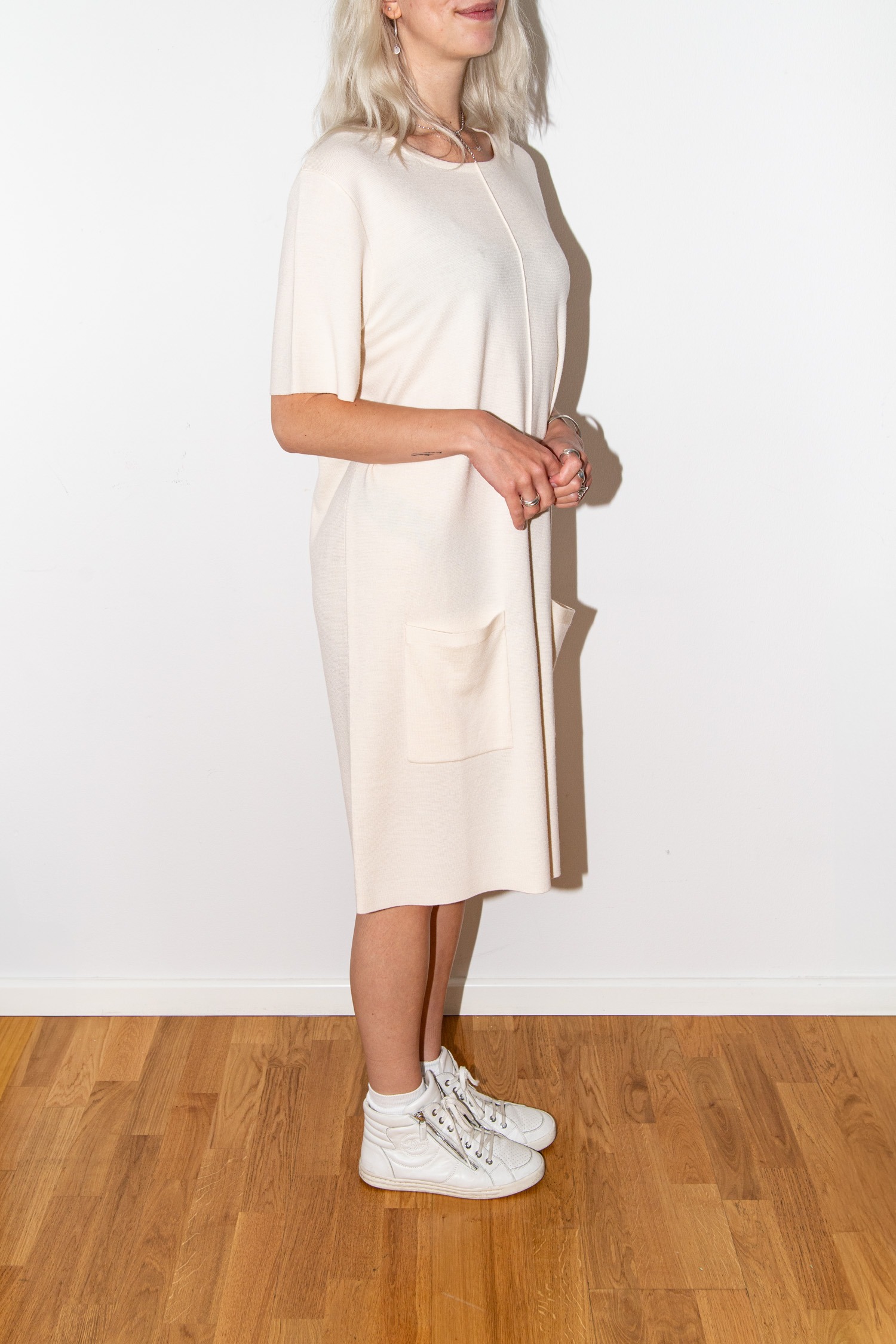 Allude Strickkleid mit aufgesetzten Taschen in Cremeweiß