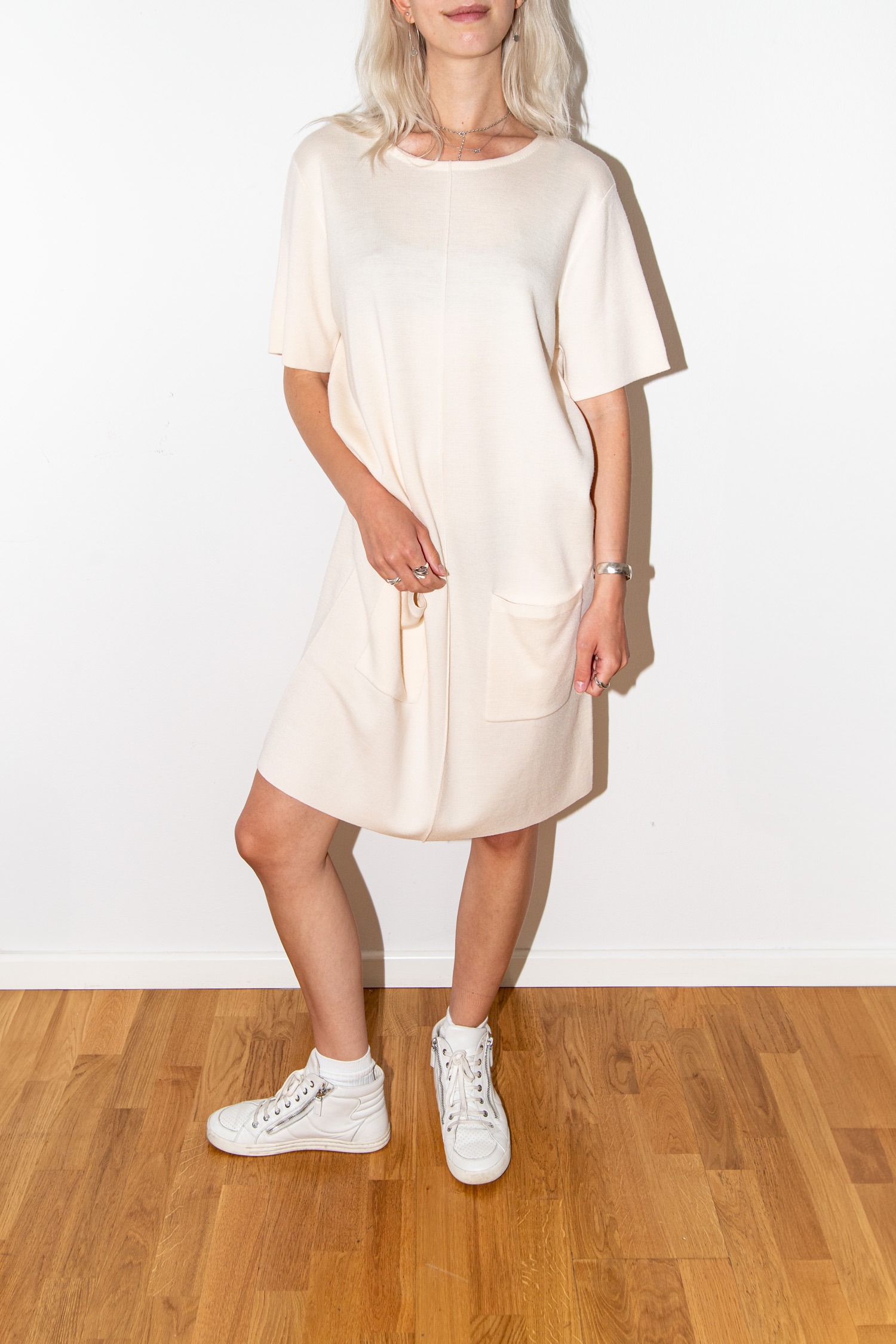 Allude Strickkleid mit aufgesetzten Taschen in Cremeweiß