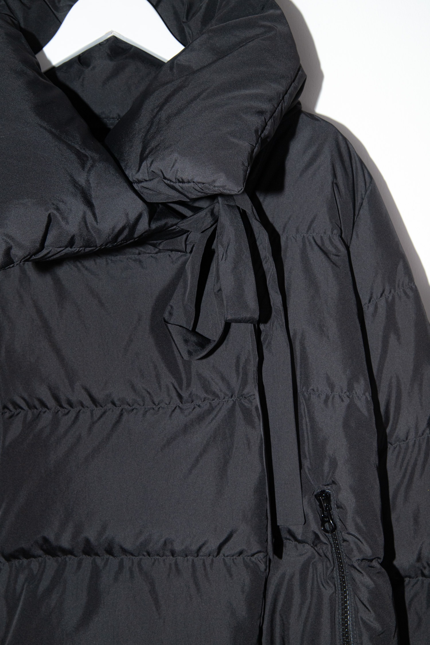 Bacon Daunenjacke mit Schleife in Schwarz