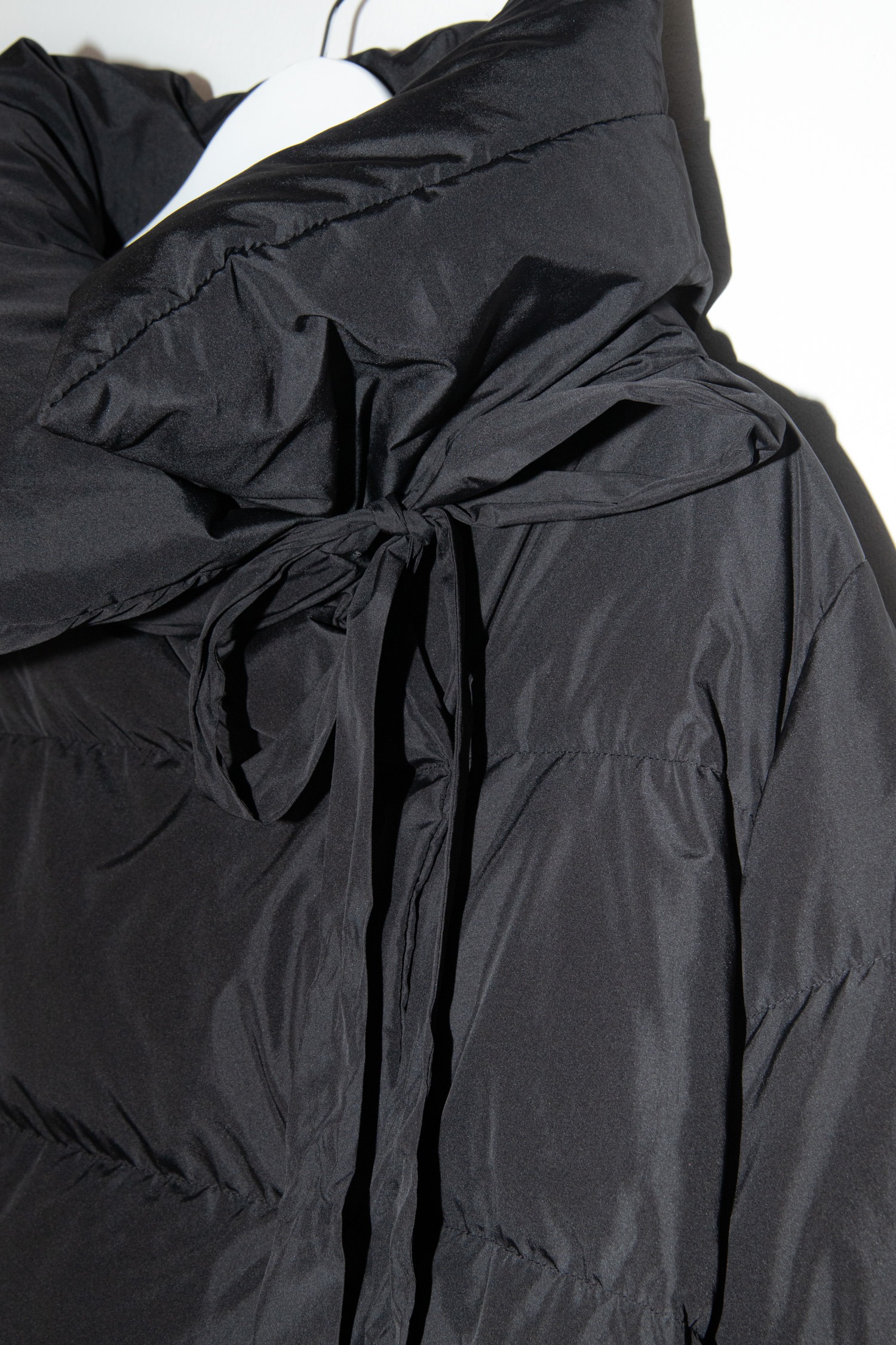 Bacon Daunenjacke mit Schleife in Schwarz