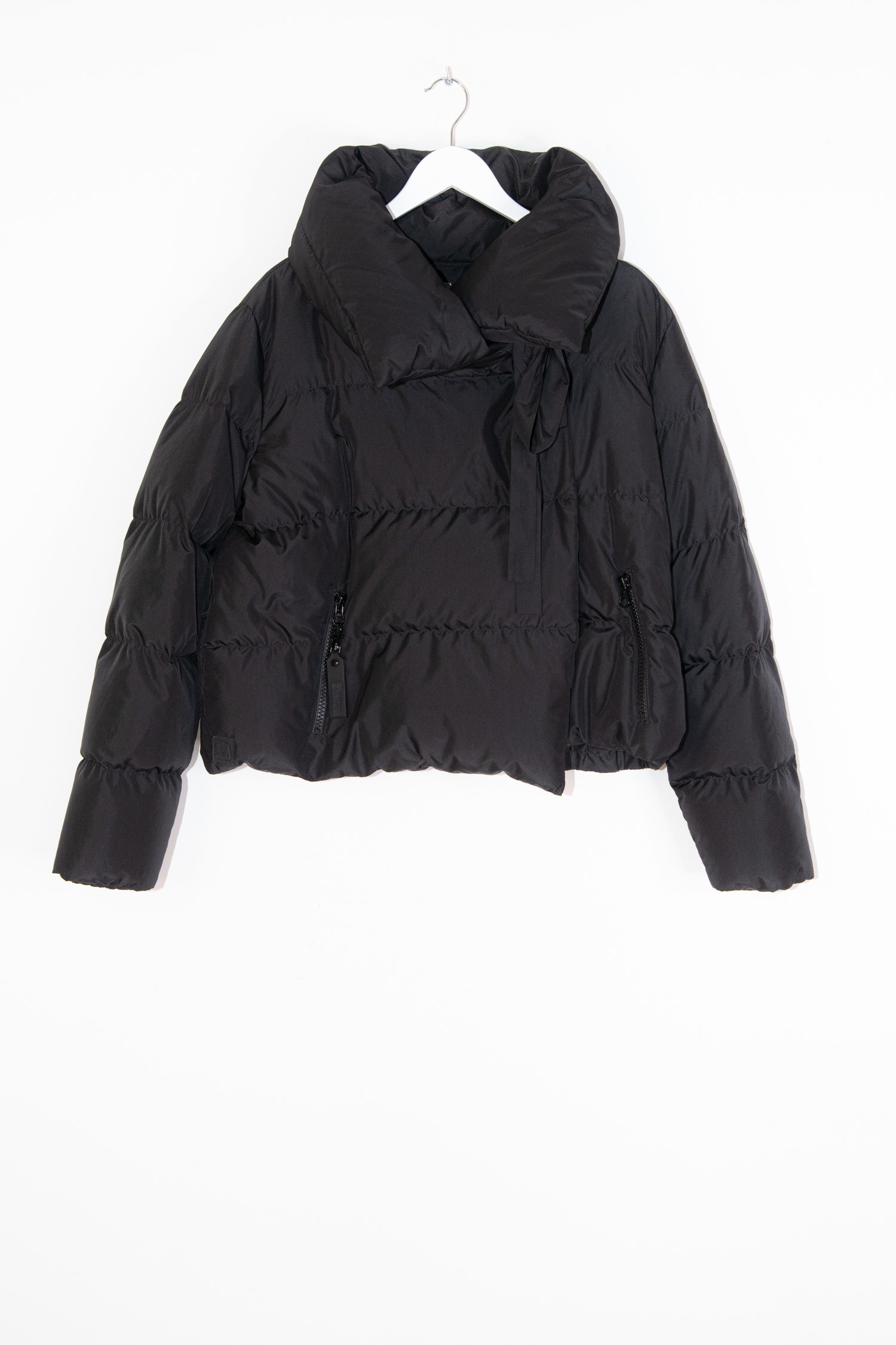 Bacon Daunenjacke mit Schleife in Schwarz