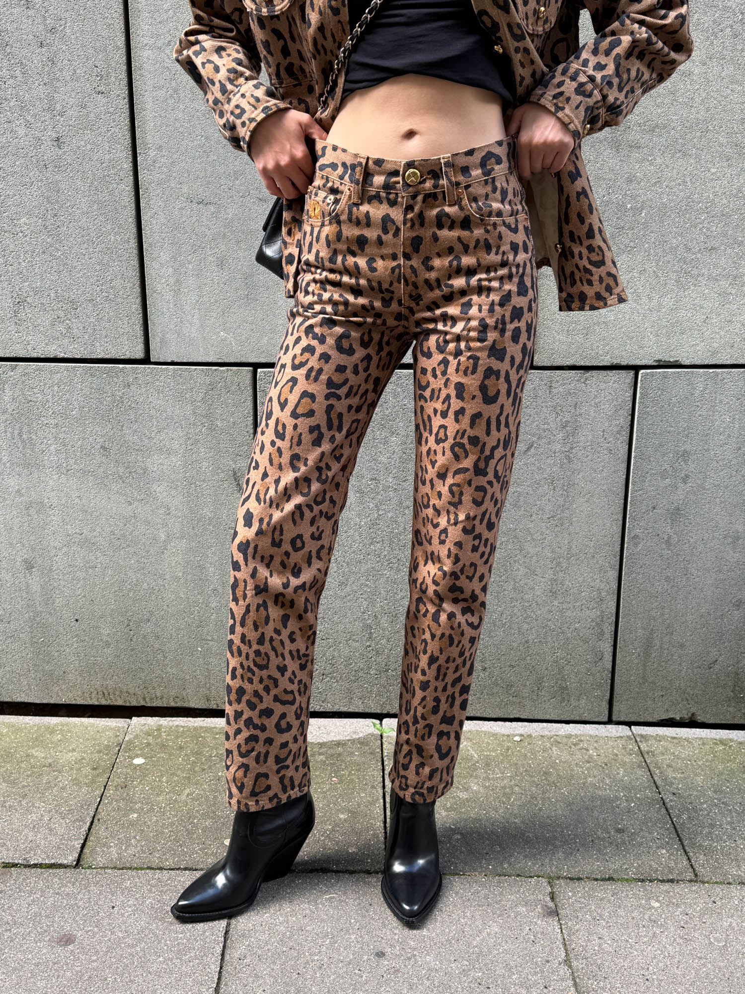Blazé Milano "Simba Camel" Set aus Jacke und Hose mit Leoprint