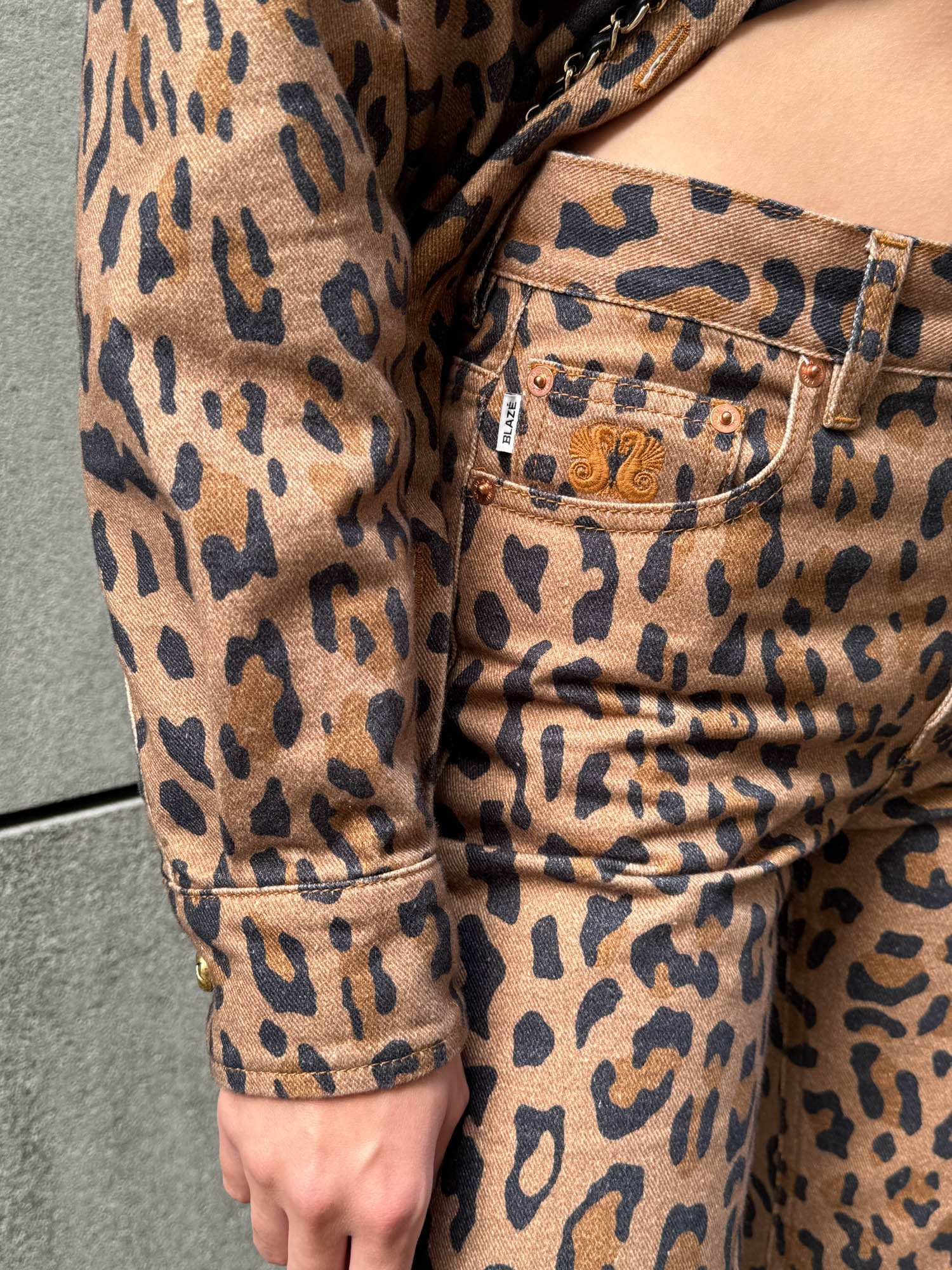 Blazé Milano "Simba Camel" Set aus Jacke und Hose mit Leoprint