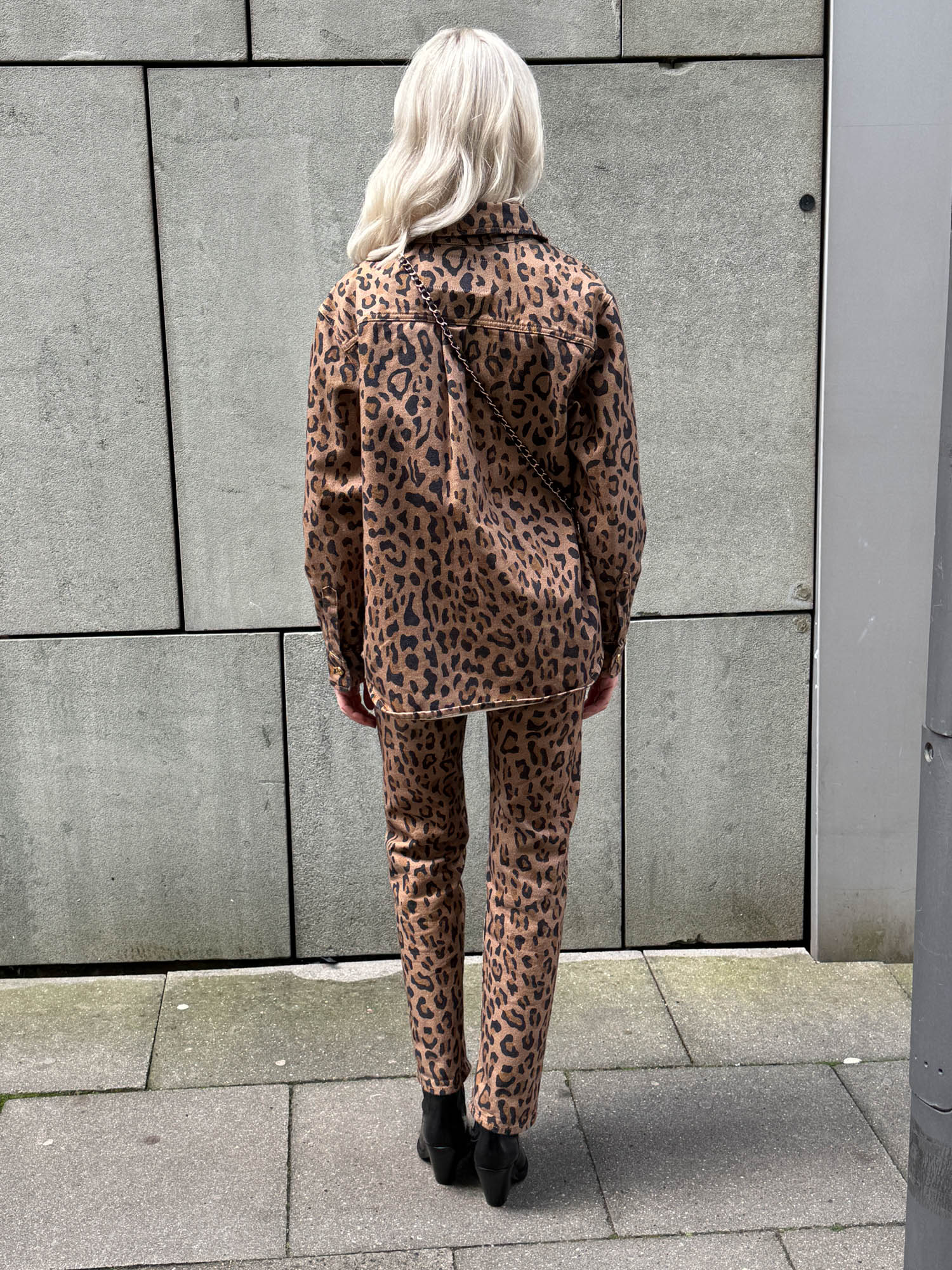 Blazé Milano "Simba Camel" Set aus Jacke und Hose mit Leoprint
