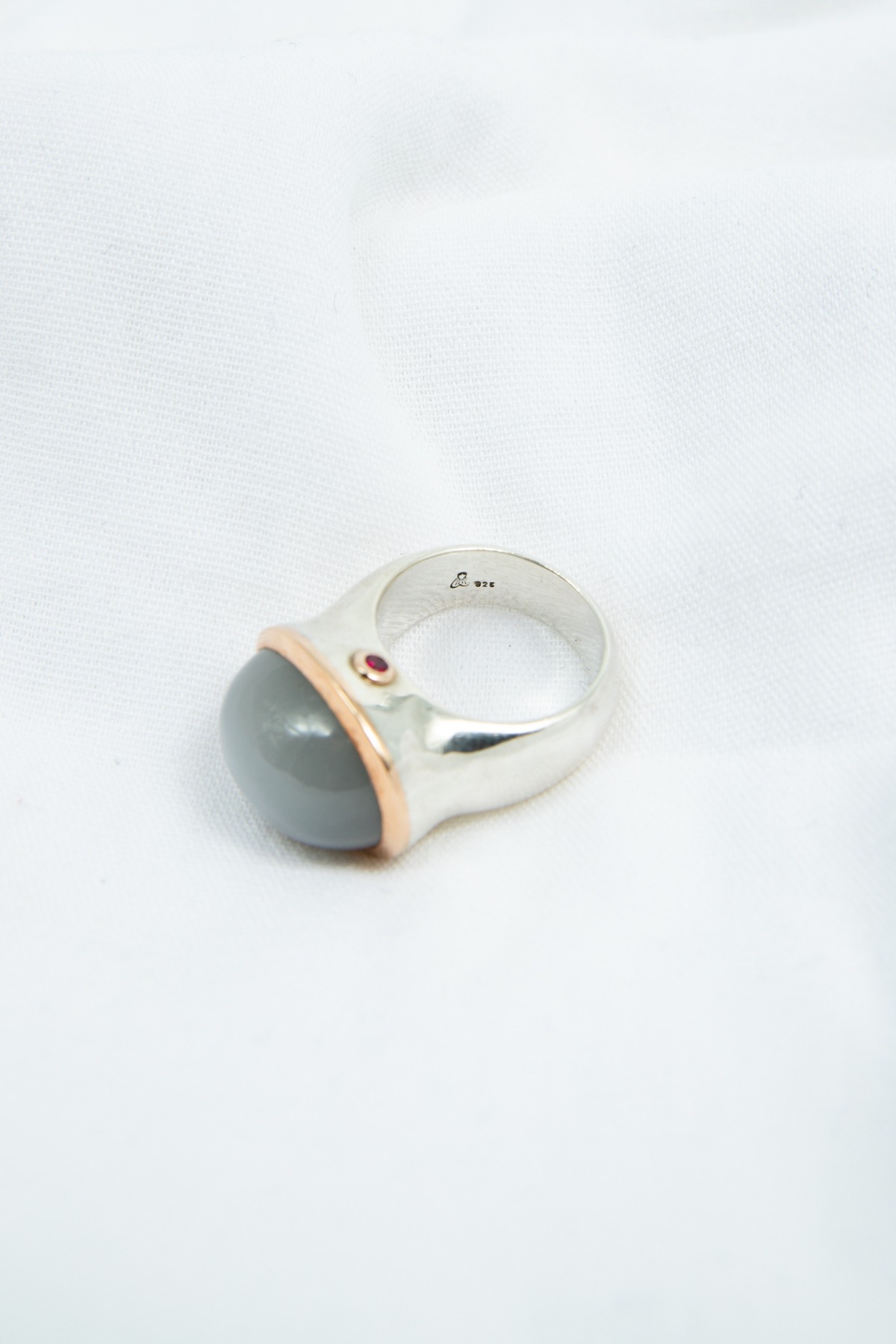 Botho Nickel Ring in Silber und Hellgrau