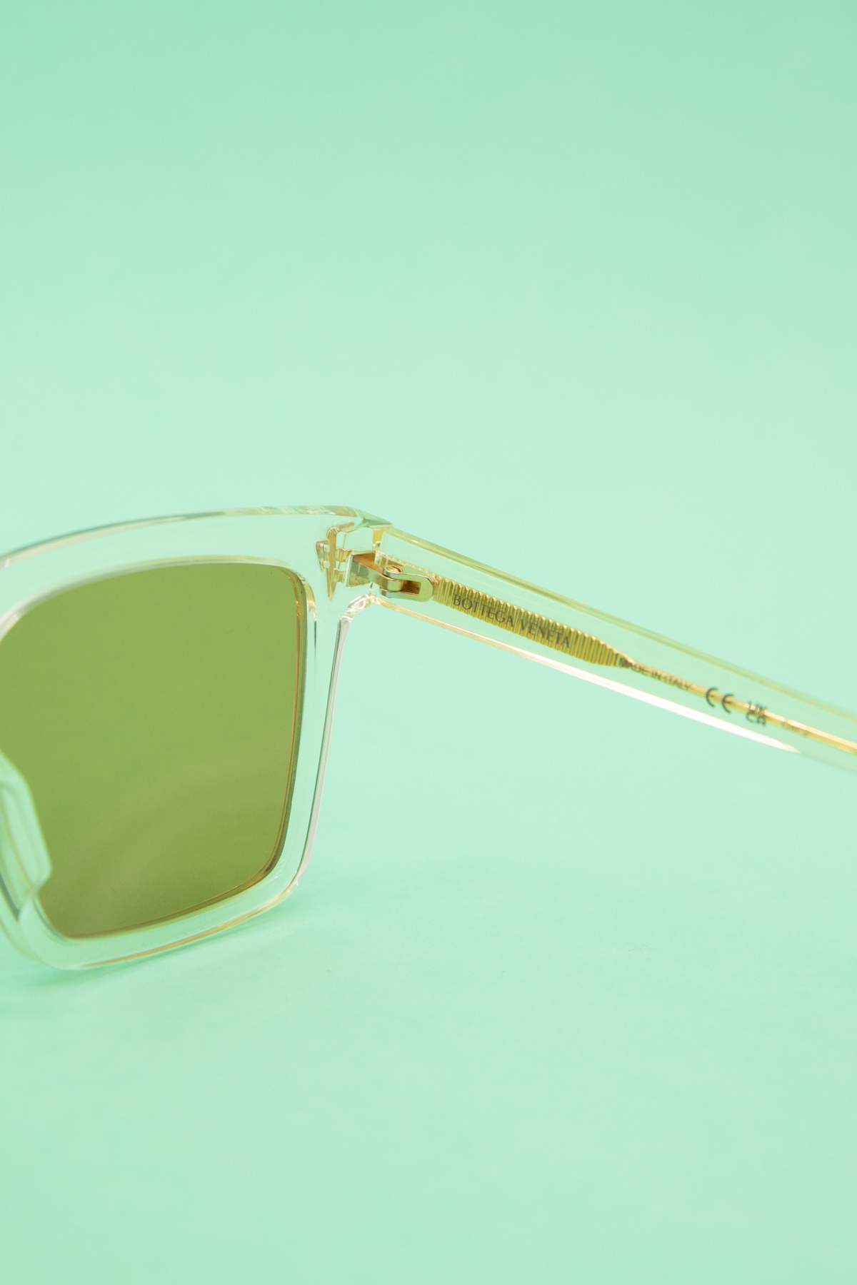 Bottega Veneta Sonnenbrille in Transparent und Gold