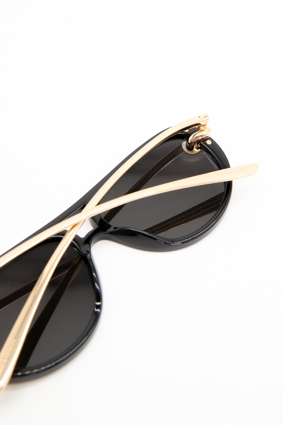 Bottega Veneta "Knot Aviator" Sonnenbrille in Schwarz und Gold