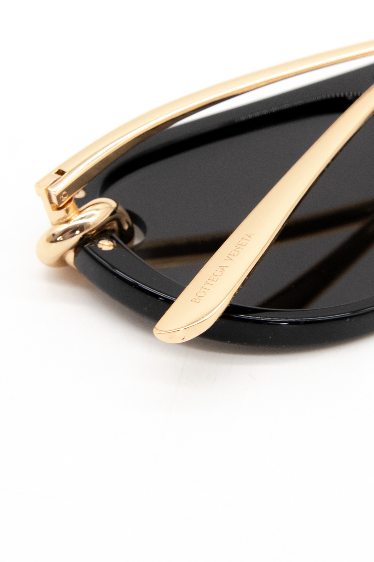 Bottega Veneta "Knot Aviator" Sonnenbrille in Schwarz und Gold