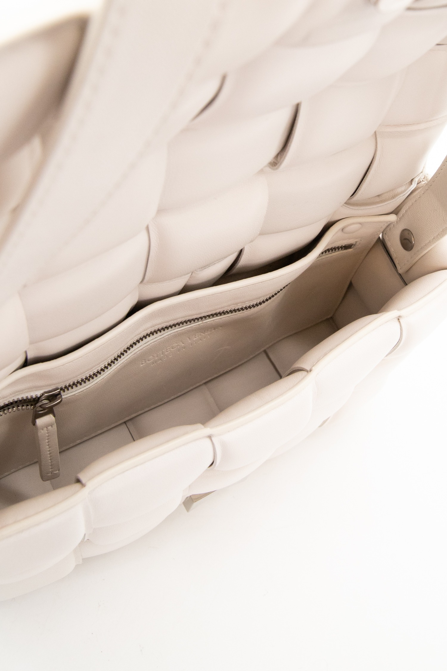 Bottega Veneta "Padded Cassete" Umhängetasche in Ecru