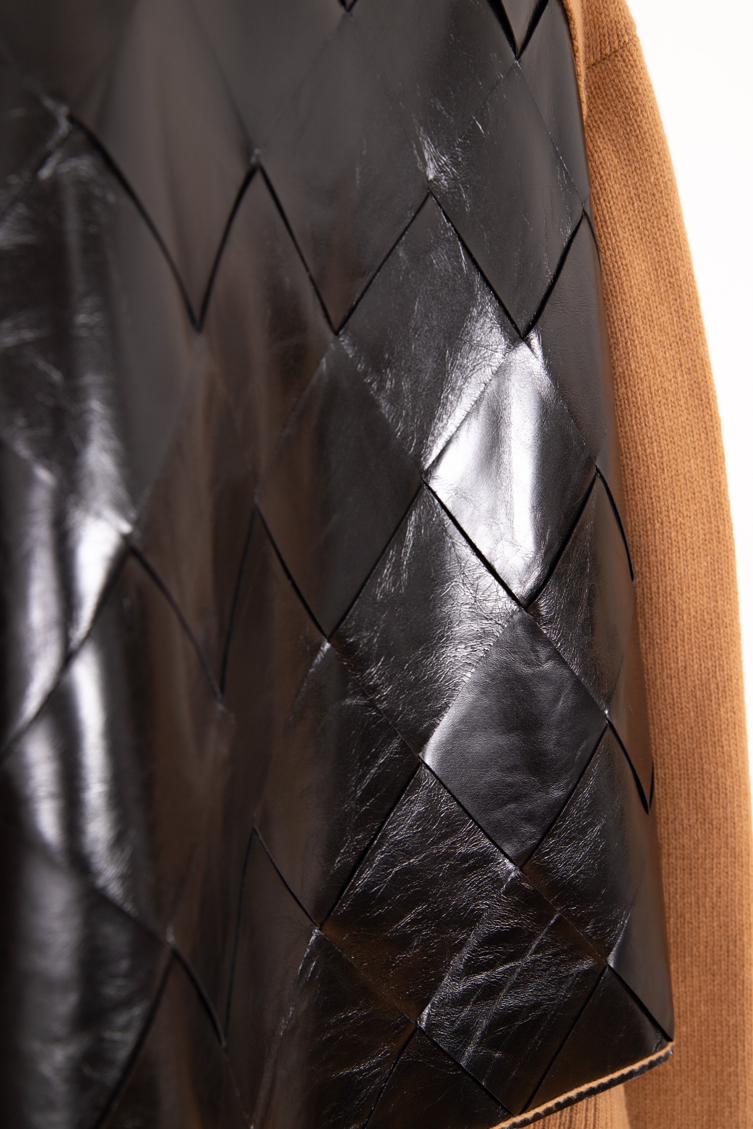Bottega Veneta Pullover mit Lederpaneel in Camel und Schwarz