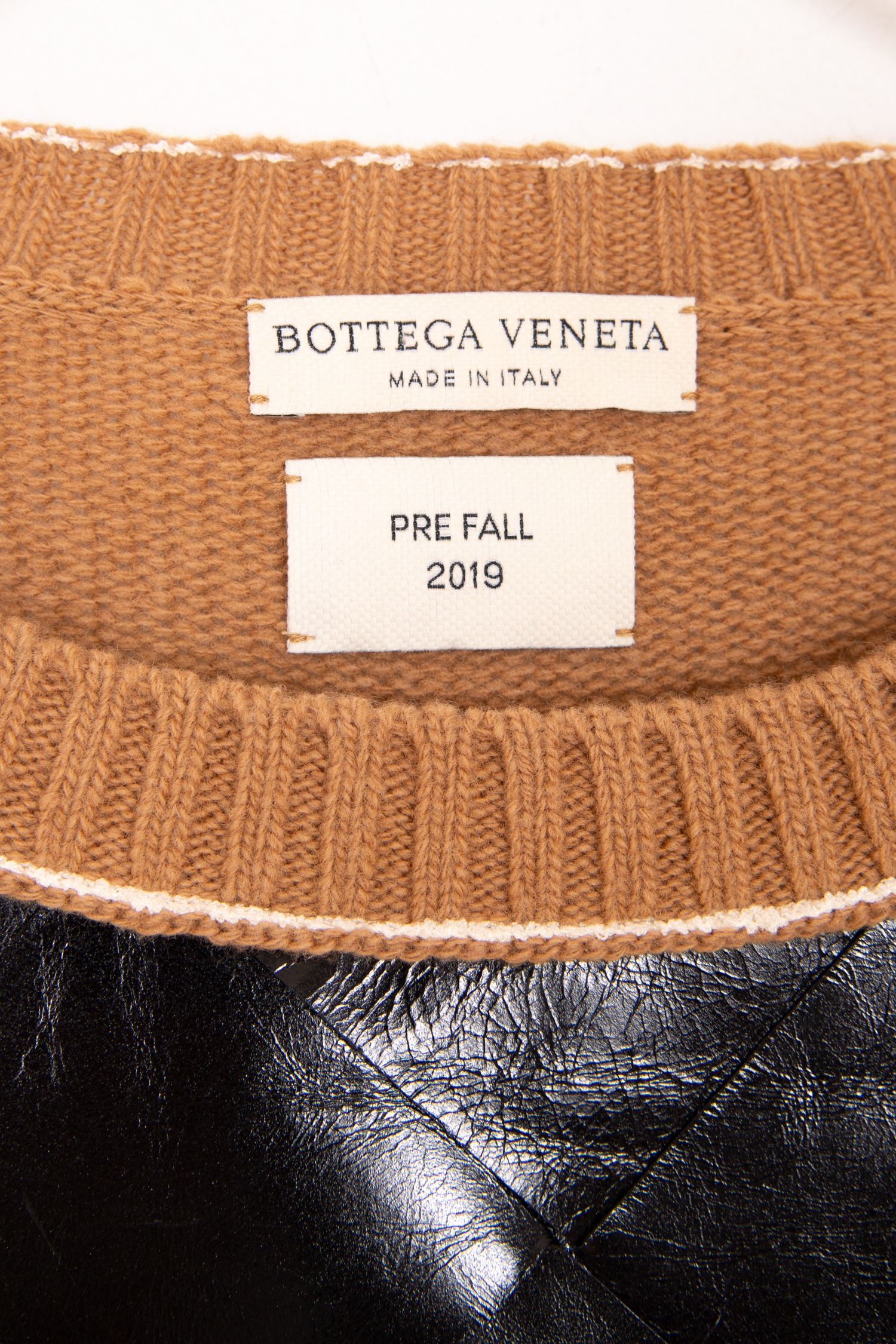 Bottega Veneta Pullover mit Lederpaneel in Camel und Schwarz