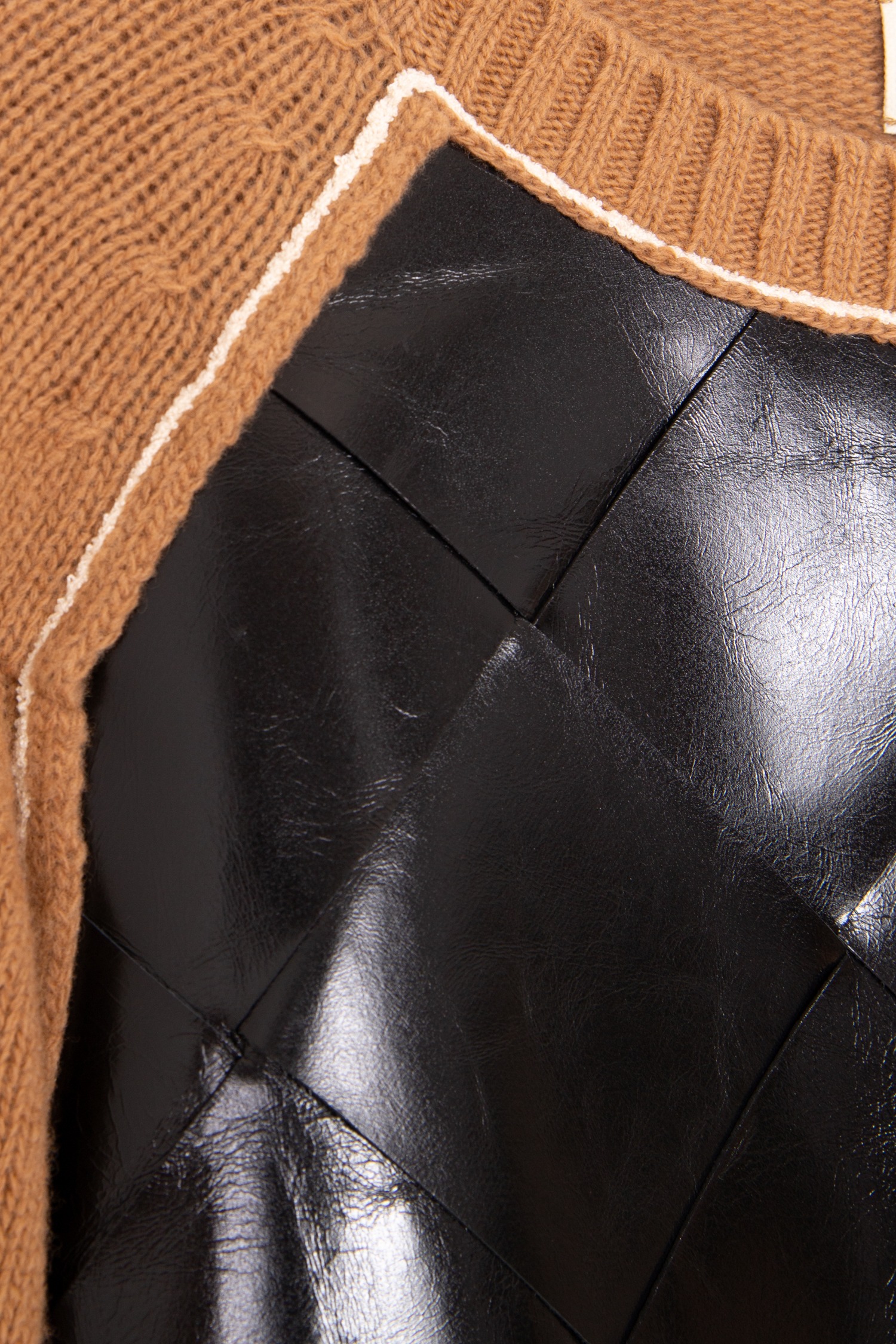 Bottega Veneta Pullover mit Lederpaneel in Camel und Schwarz