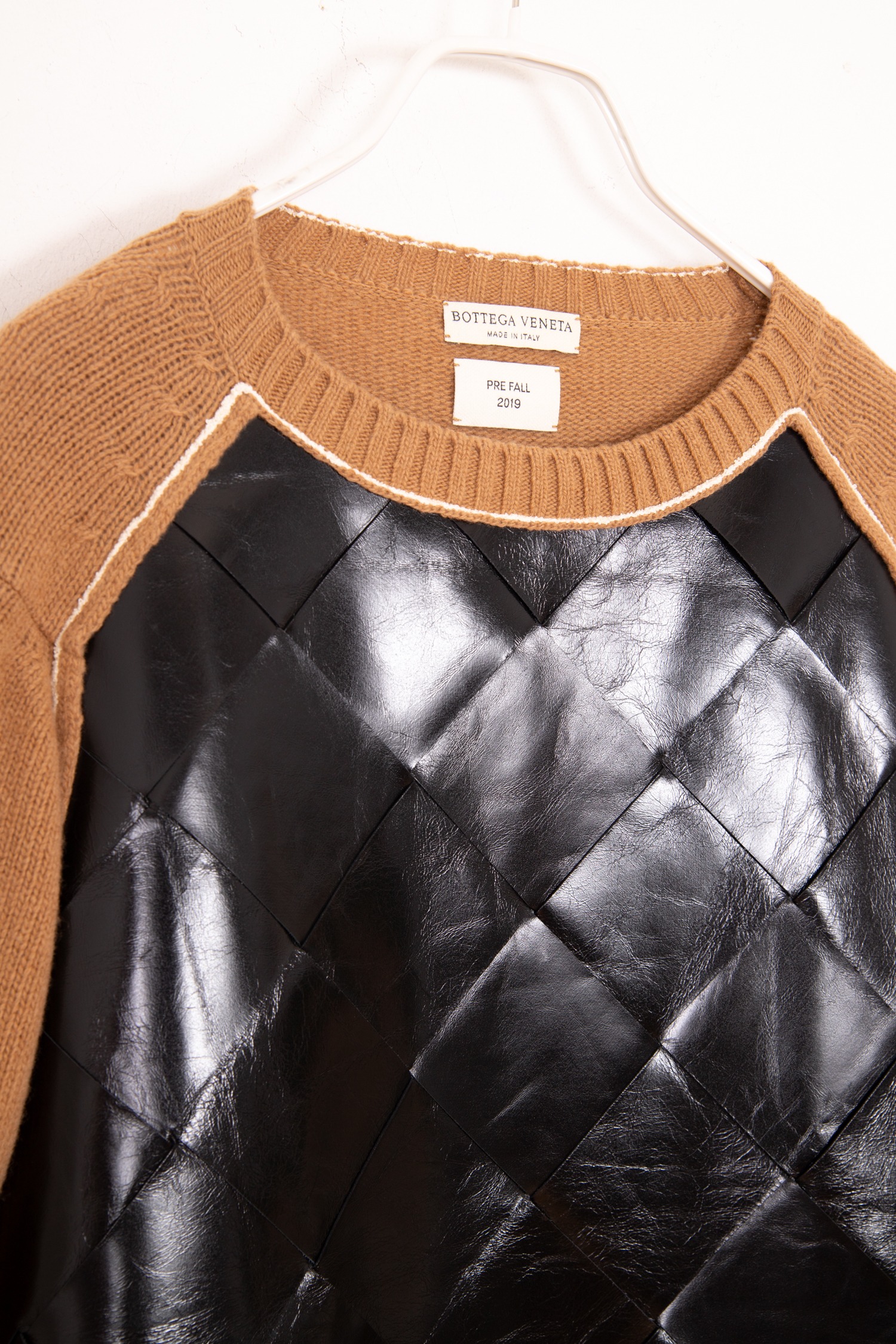 Bottega Veneta Pullover mit Lederpaneel in Camel und Schwarz