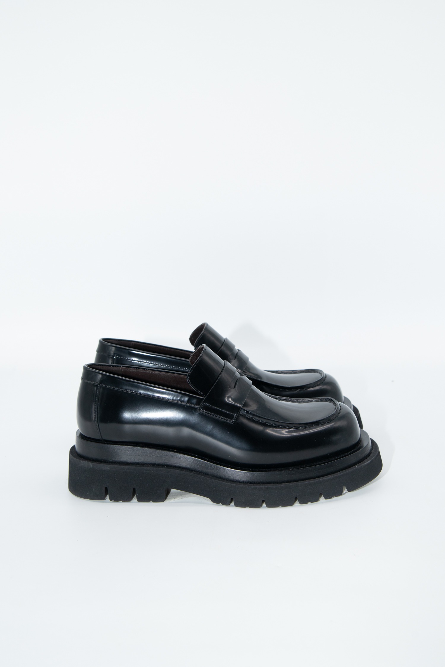 Bottega Veneta "Lug" Leder Loafer in Schwarz