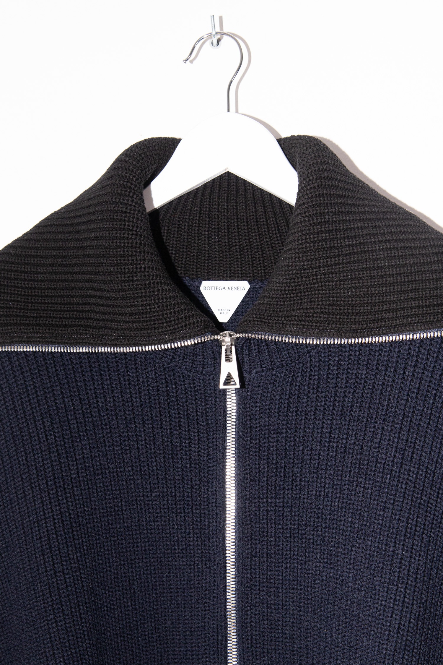 Bottega Veneta Strickjacke in Dunkelblau und Schwarz