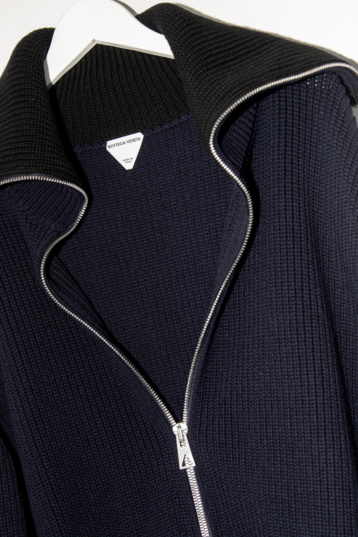 Bottega Veneta Strickjacke in Dunkelblau und Schwarz