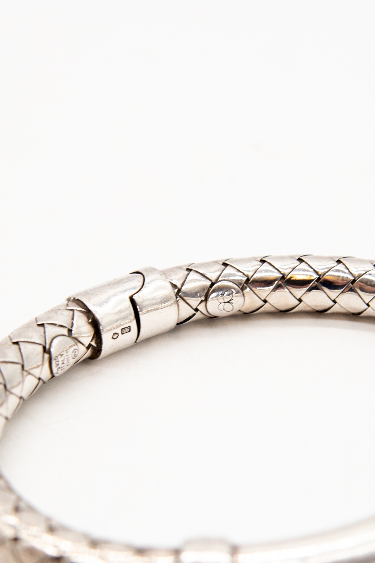 Bottega Veneta Armreif mit Intrecciato Muster in Silber