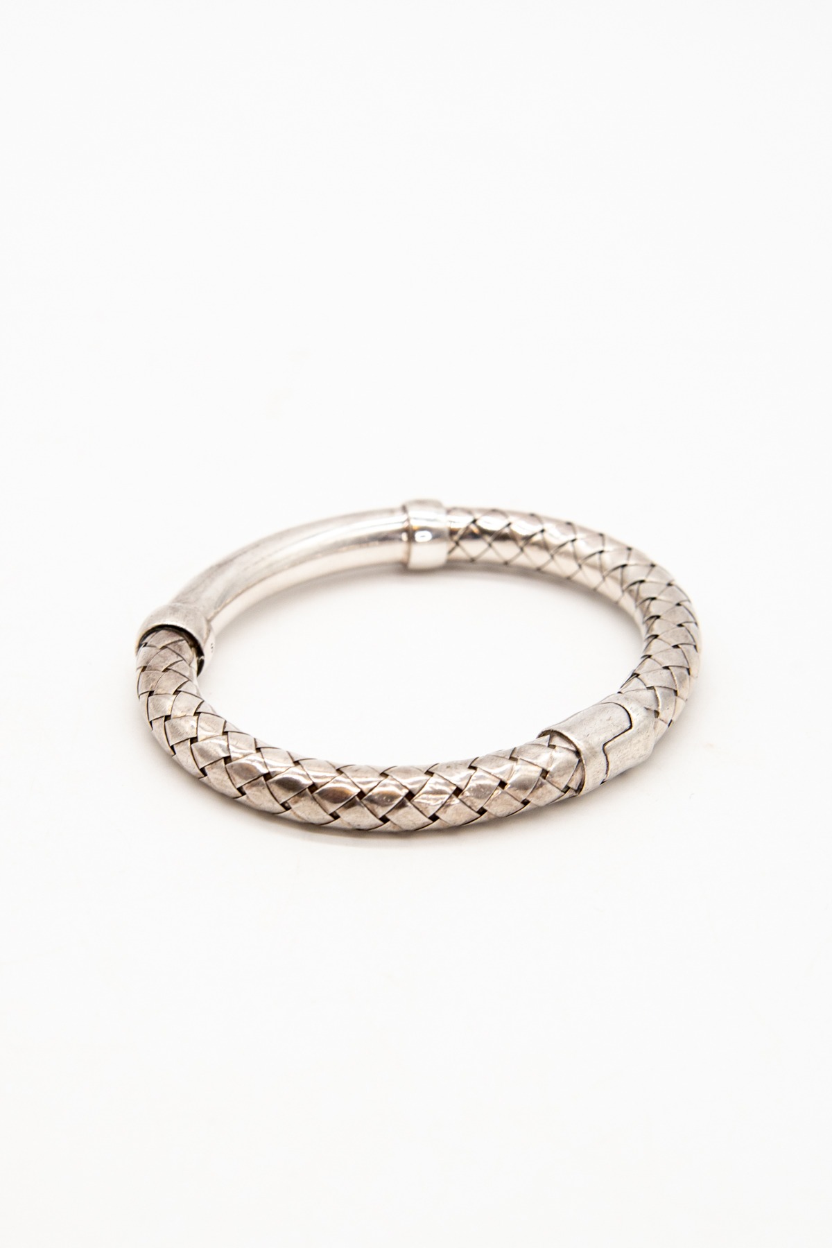 Bottega Veneta Armreif mit Intrecciato Muster in Silber