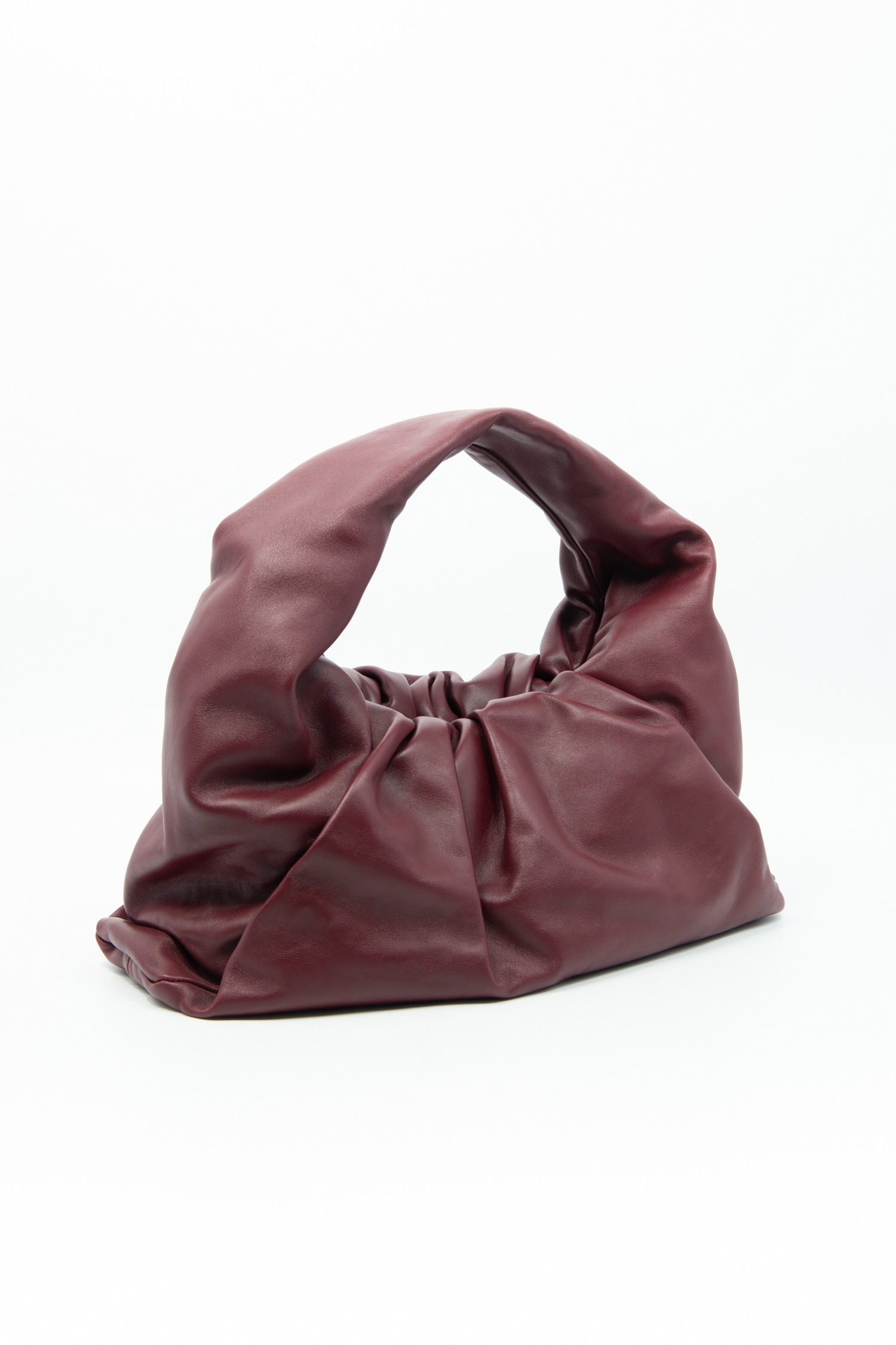 Bottega Veneta "The Shoulder Pouch" Handtasche in Bordeaux