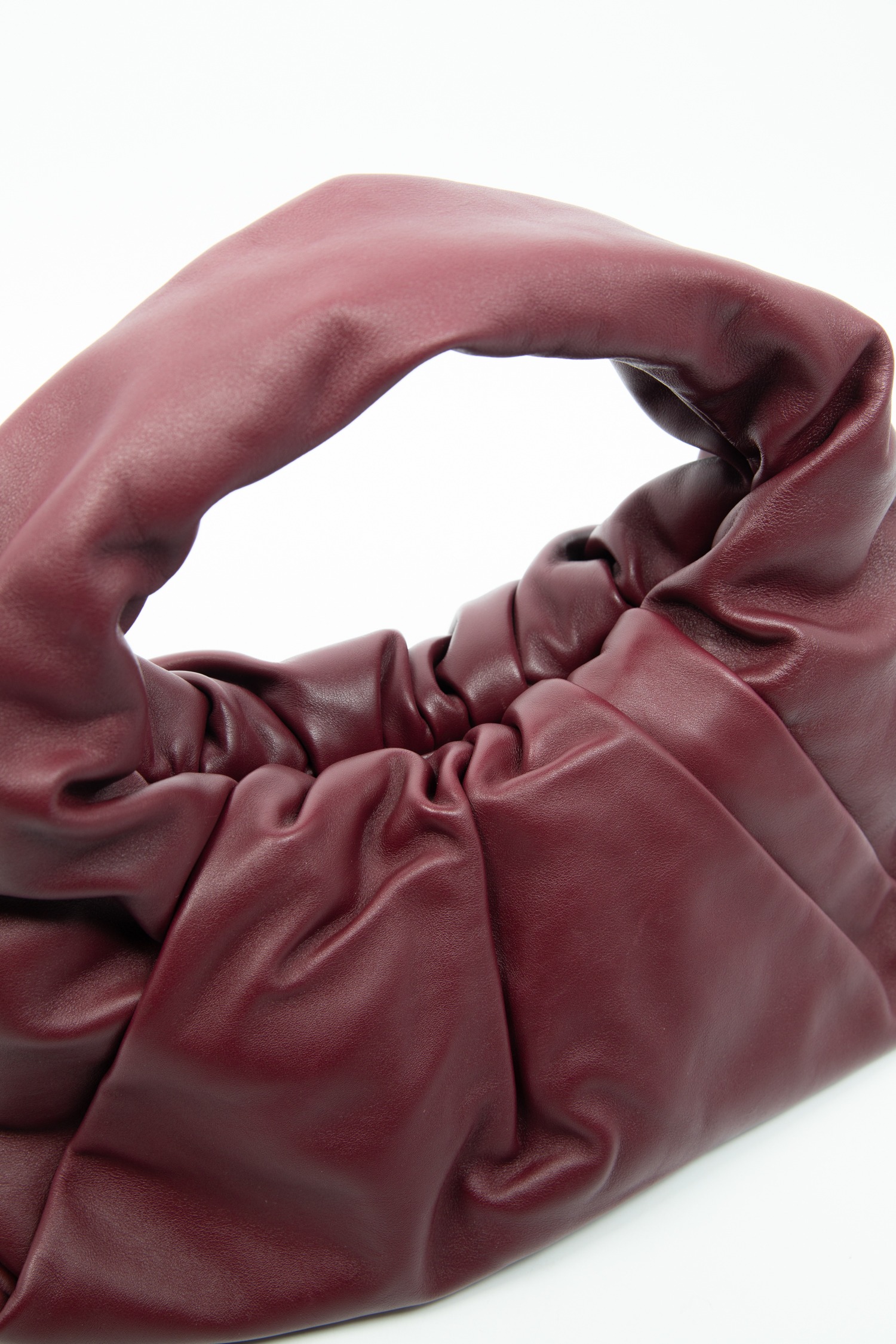 Bottega Veneta "The Shoulder Pouch" Handtasche in Bordeaux