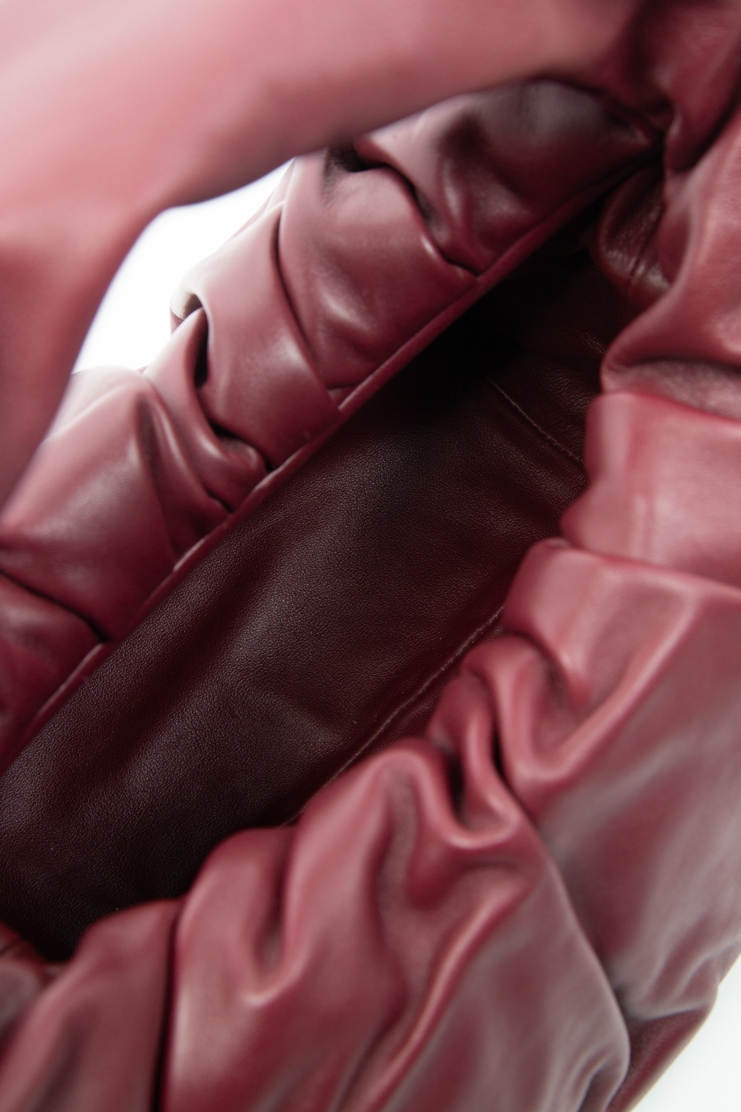 Bottega Veneta "The Shoulder Pouch" Handtasche in Bordeaux