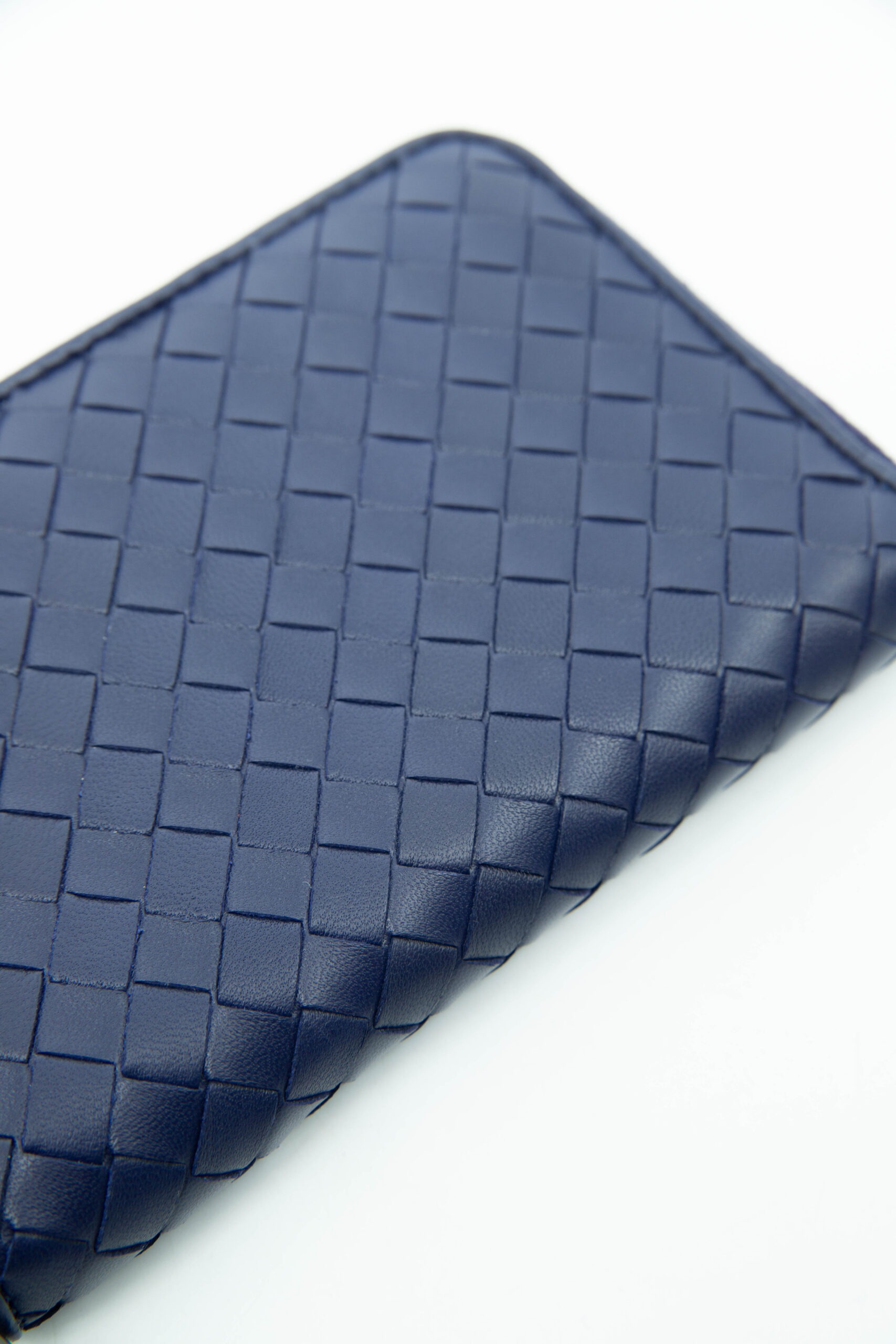 Bottega Veneta "Intrecciato Zip-Around" Portemonnaie in Dunkelblau