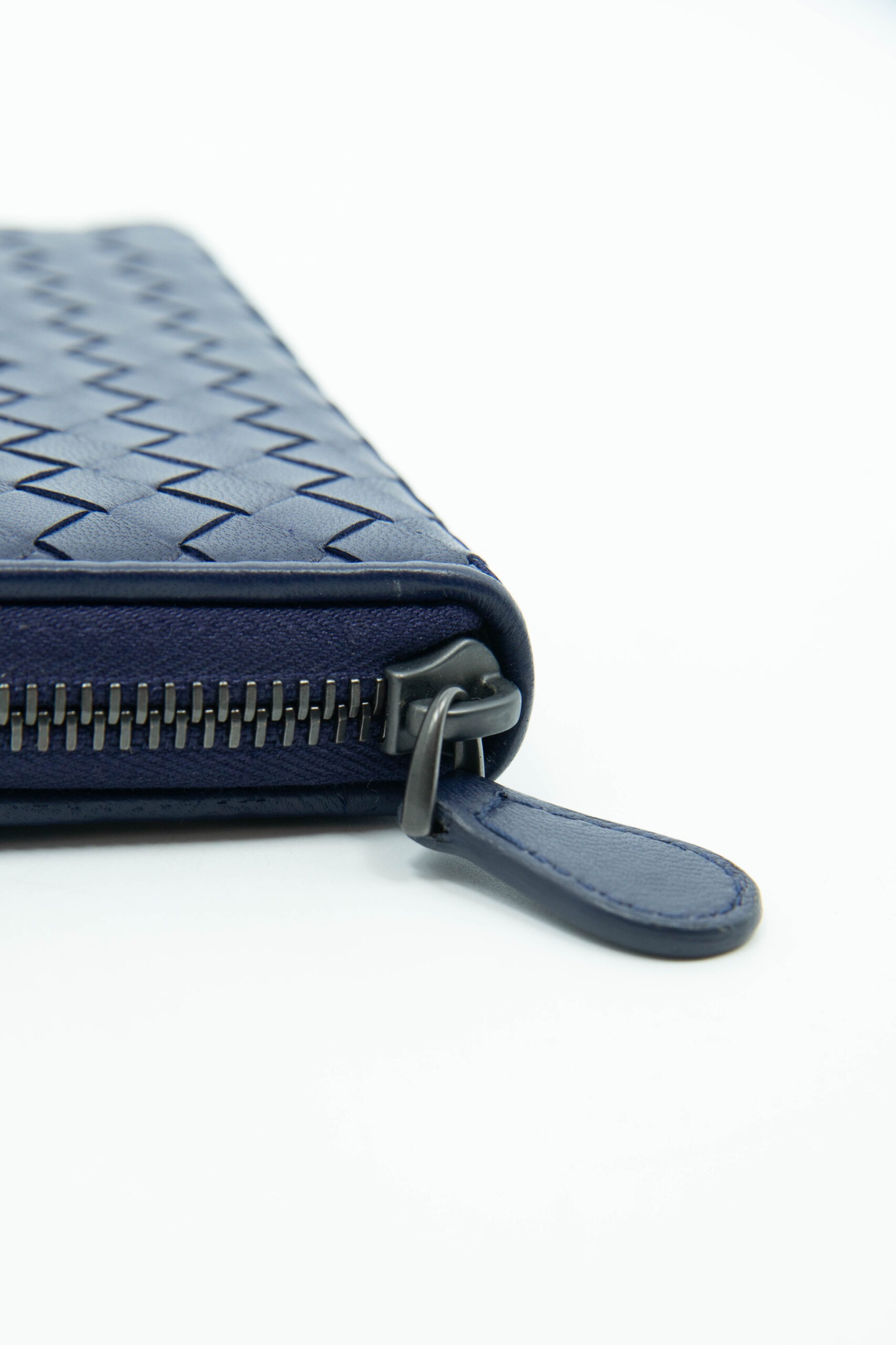Bottega Veneta "Intrecciato Zip-Around" Portemonnaie in Dunkelblau