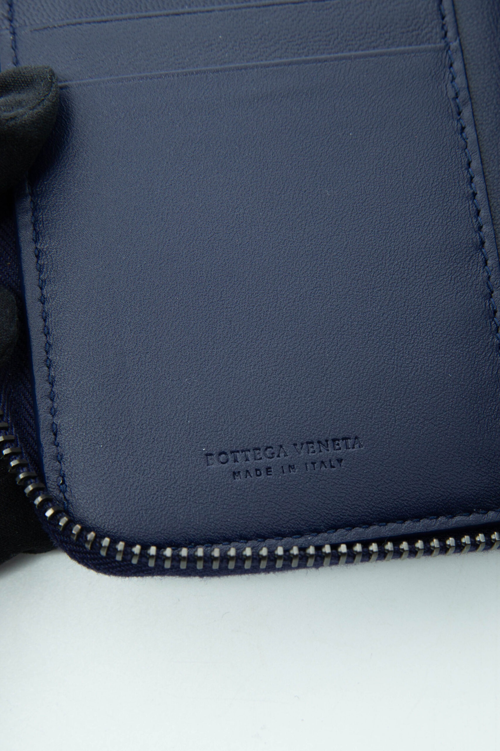 Bottega Veneta "Intrecciato Zip-Around" Portemonnaie in Dunkelblau