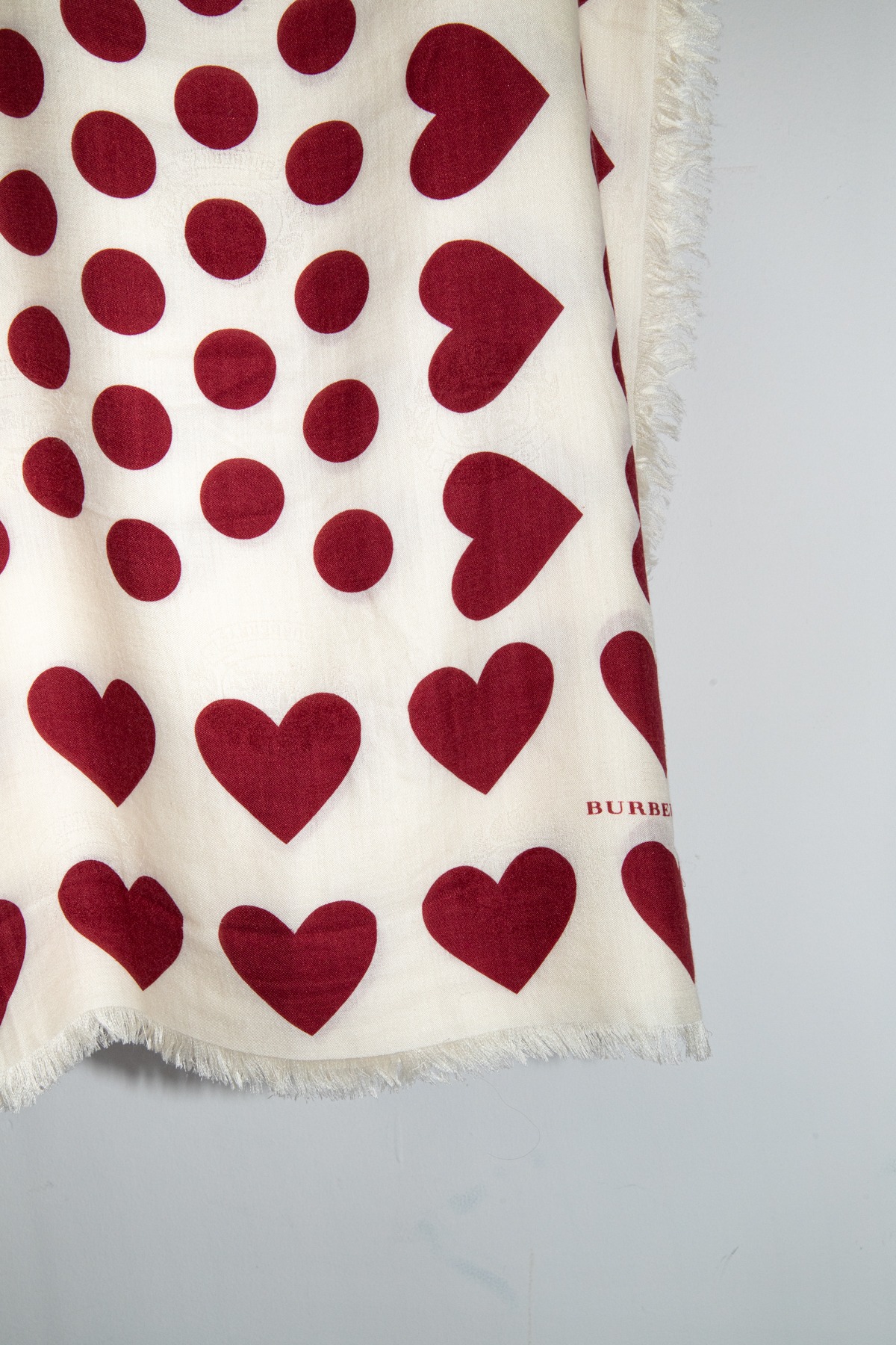 Burberry Tuch mit Punkten und Herzen in Ecru und Rot