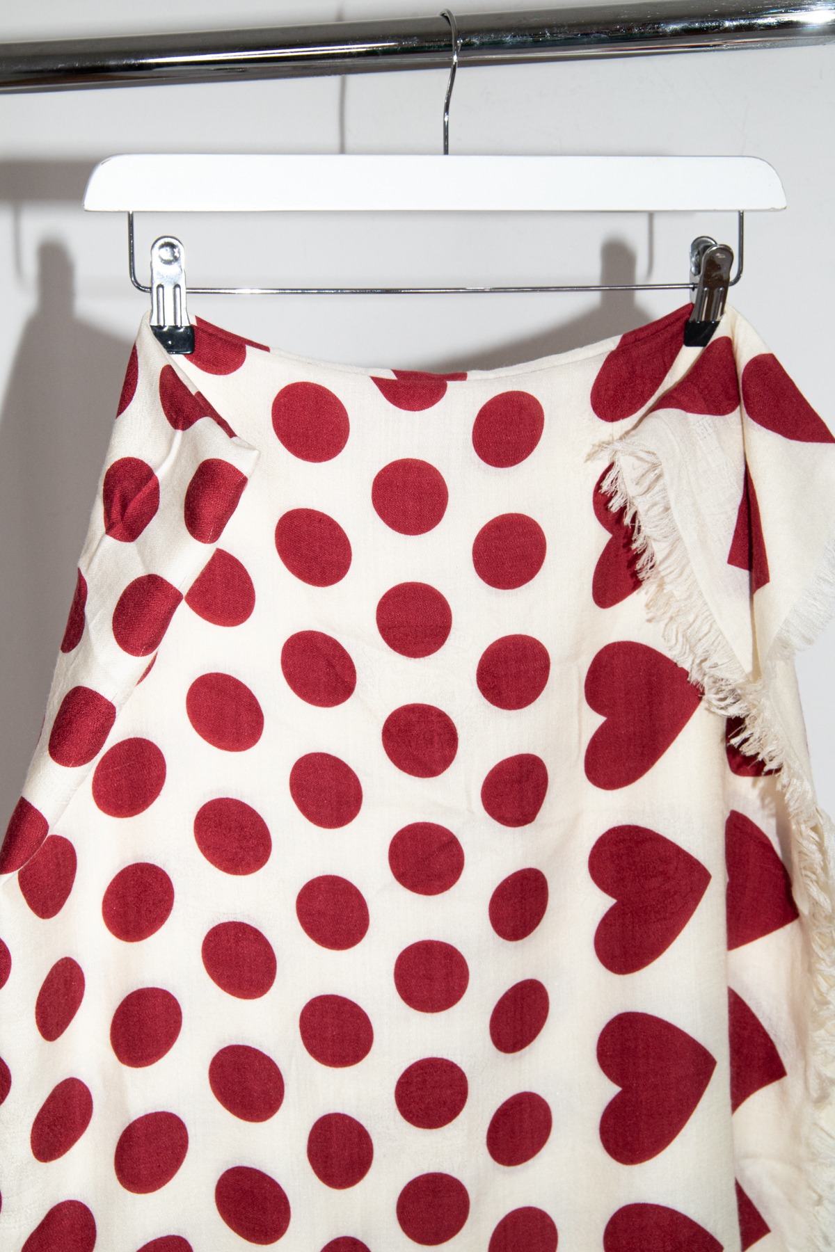 Burberry Tuch mit Punkten und Herzen in Ecru und Rot