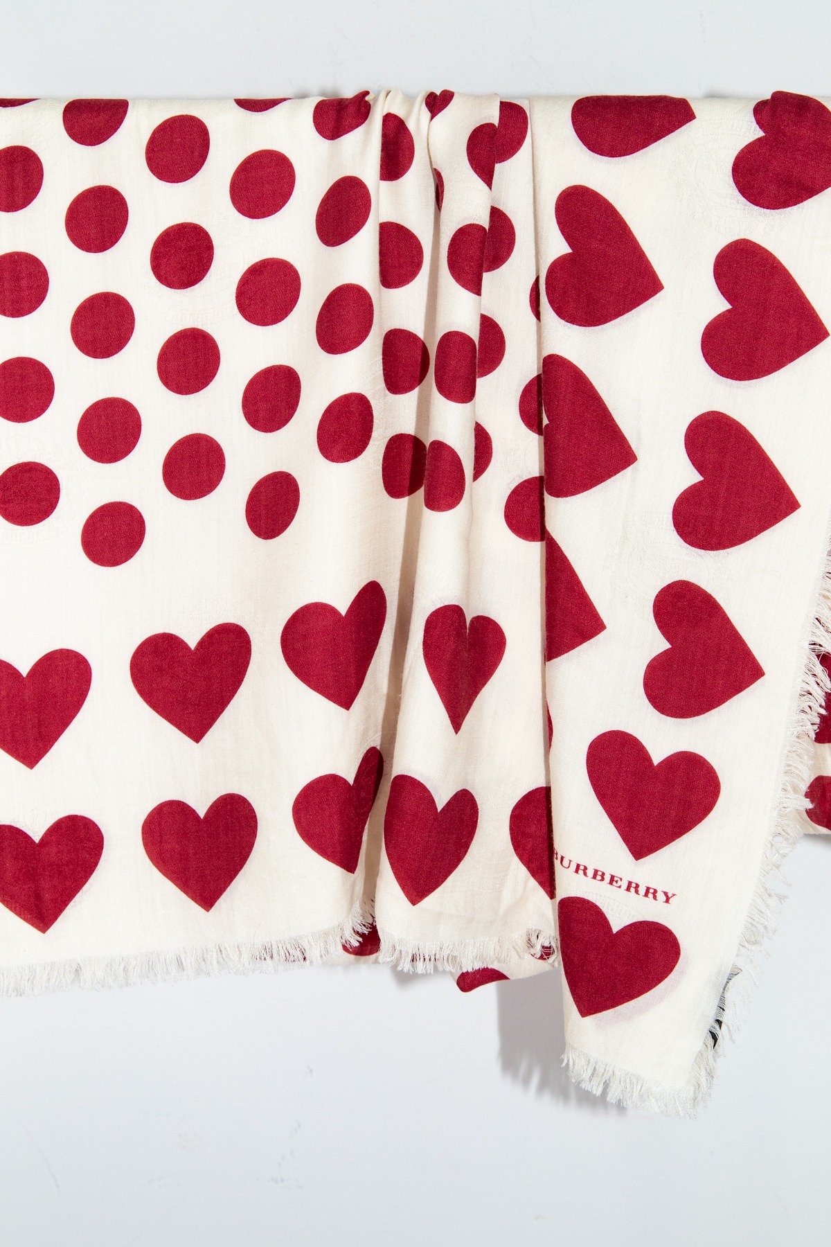 Burberry Tuch mit Punkten und Herzen in Ecru und Rot