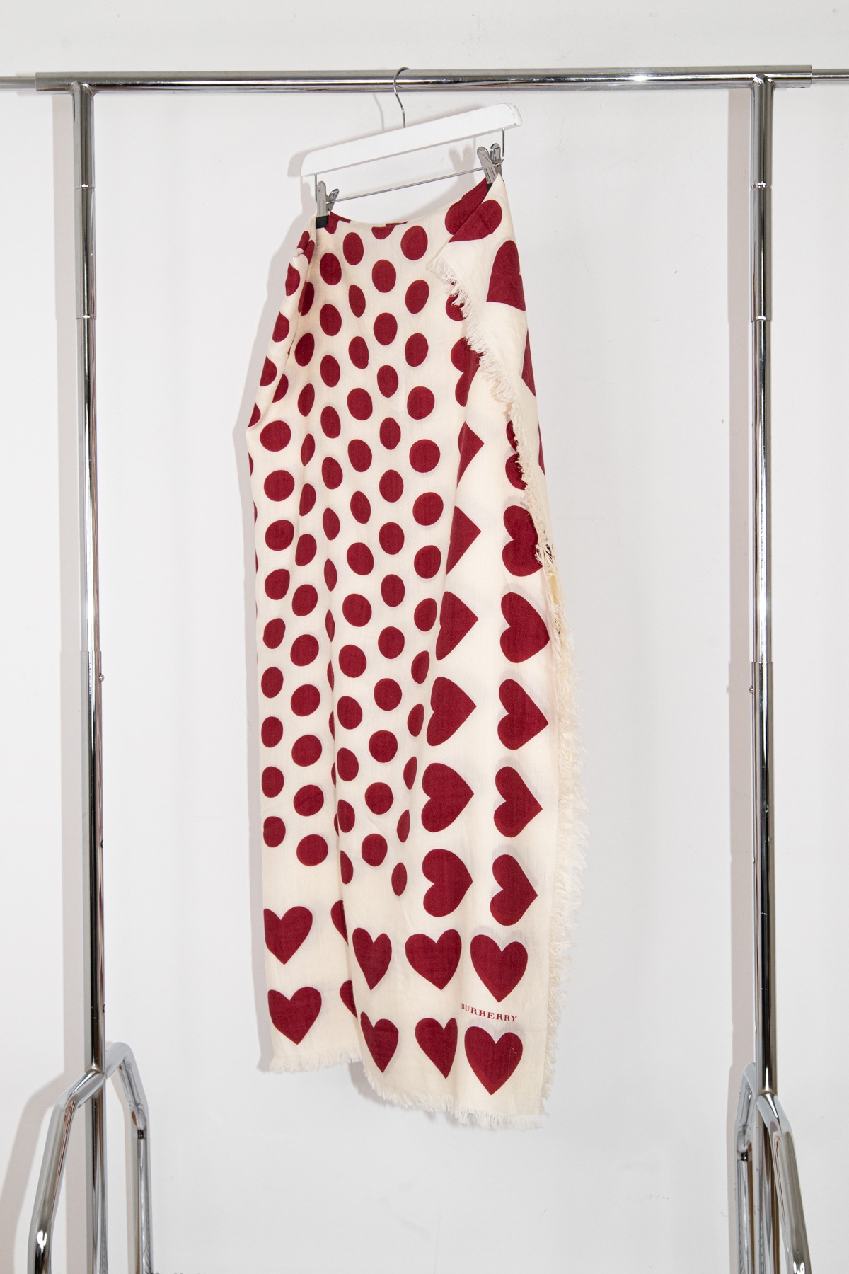 Burberry Tuch mit Punkten und Herzen in Ecru und Rot